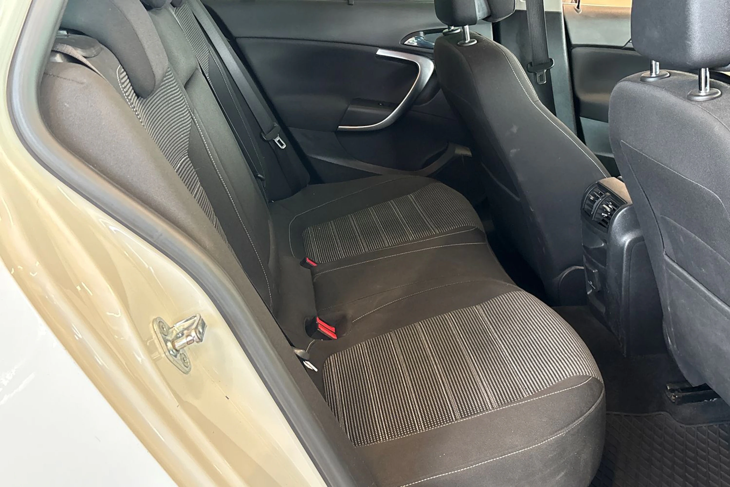 Valkoinen Opel Insignia 2015 kuva 24.