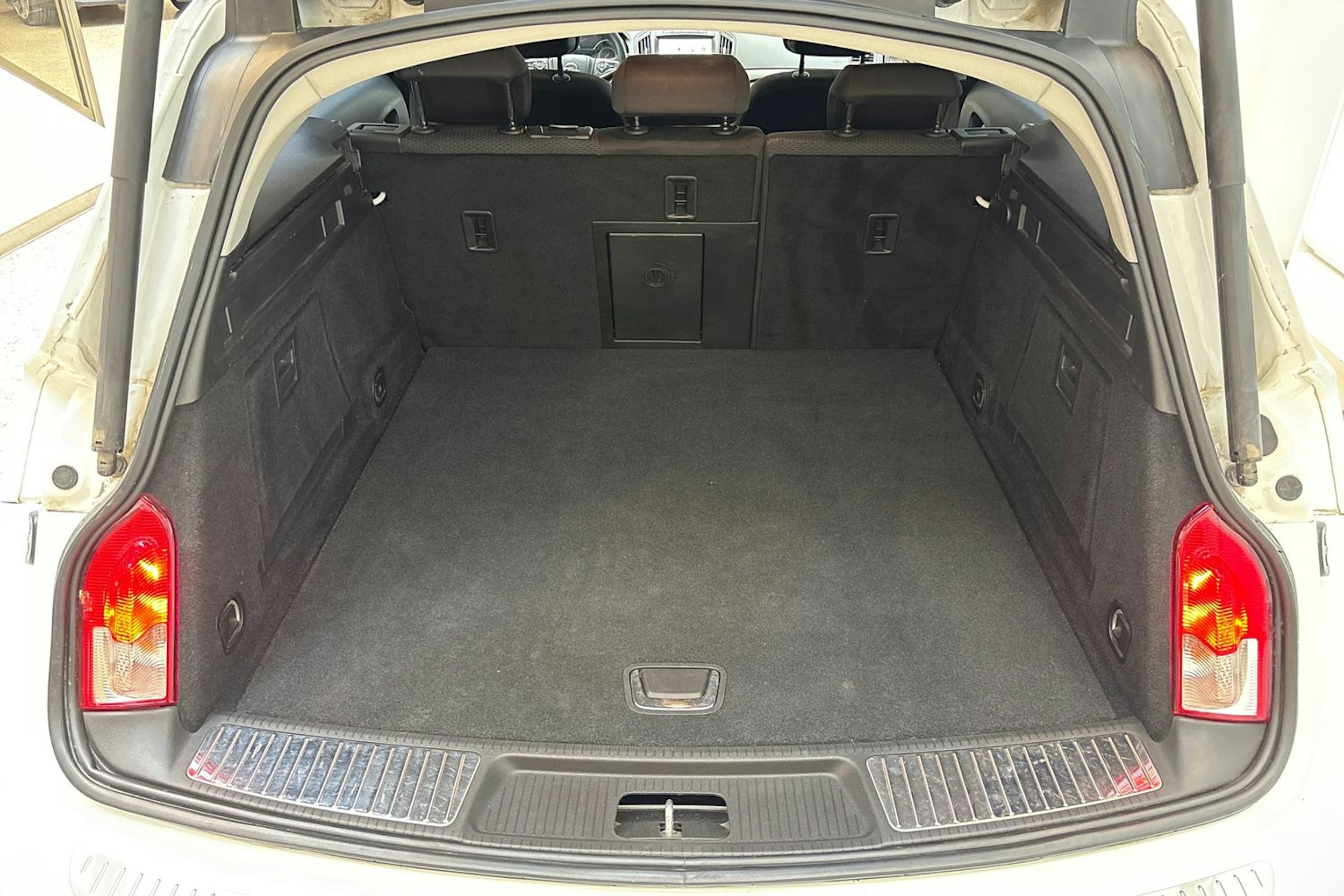 valkoinen Opel Insignia 2015 kuva 11.