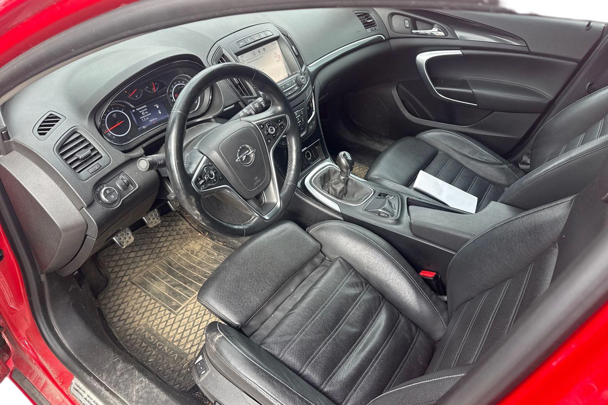 punainen Opel Insignia 2015 kuva 3.