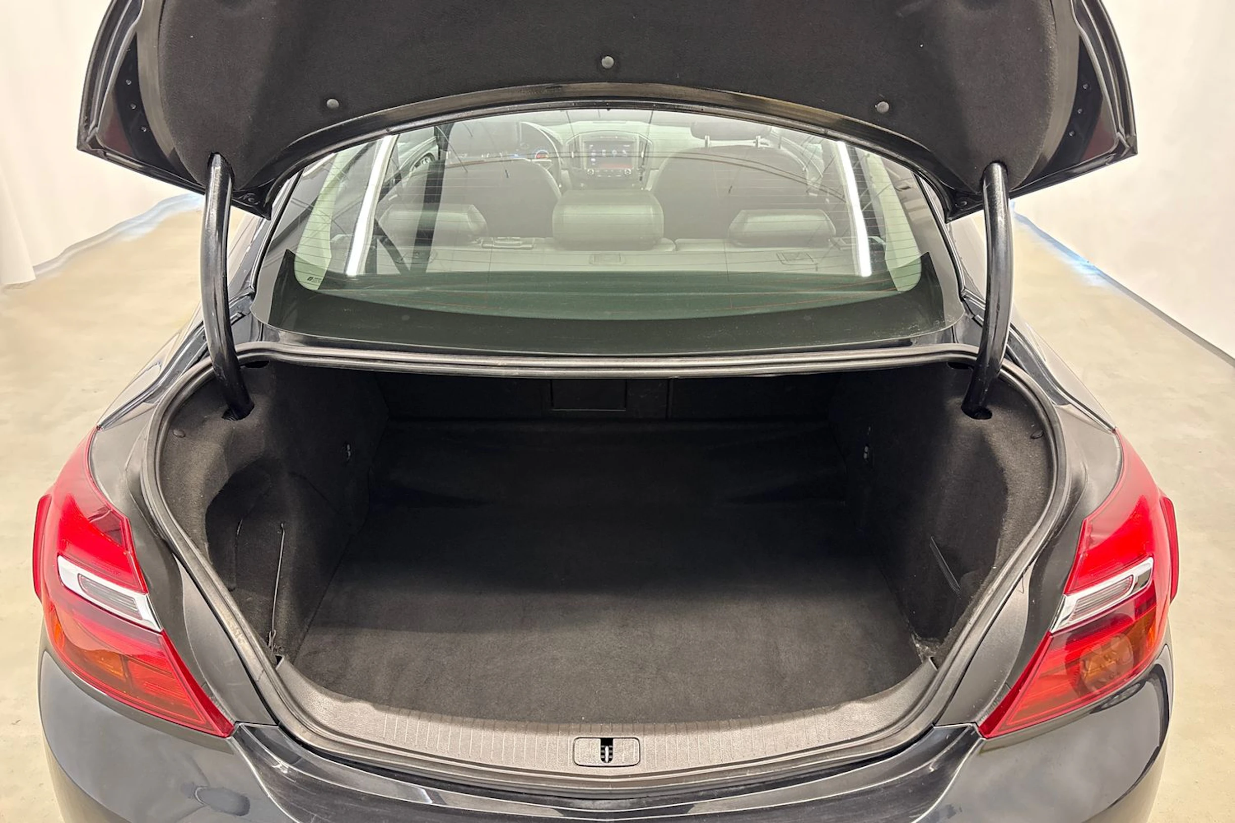 musta Opel Insignia 2016 kuva 18.