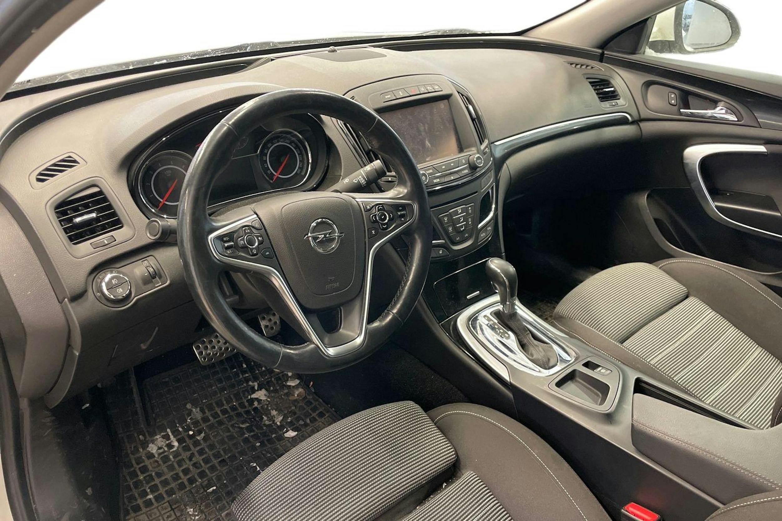 Valkoinen Opel Insignia 2016 kuva 3.