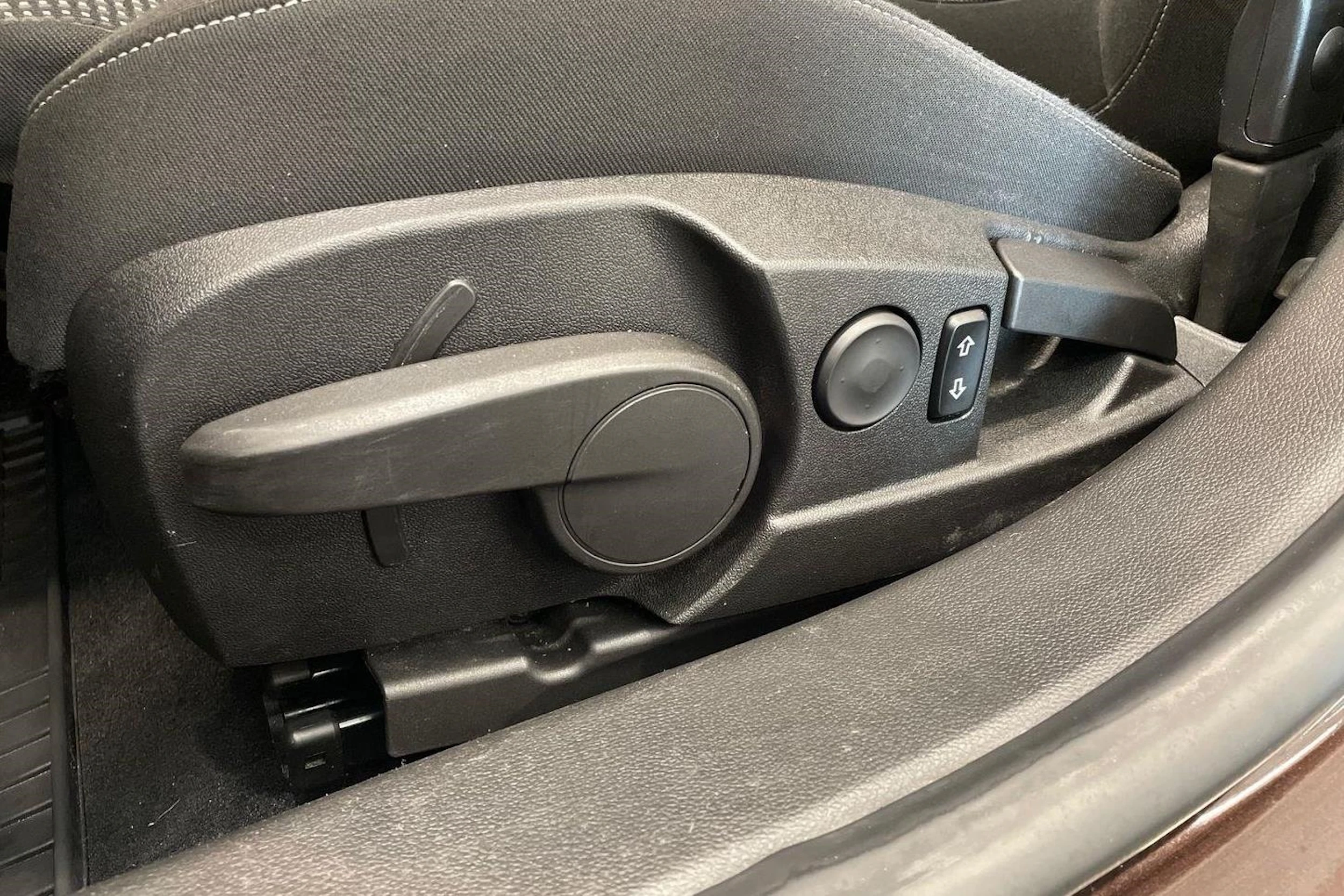 ruskea (beige) Opel Insignia 2016 kuva 12.