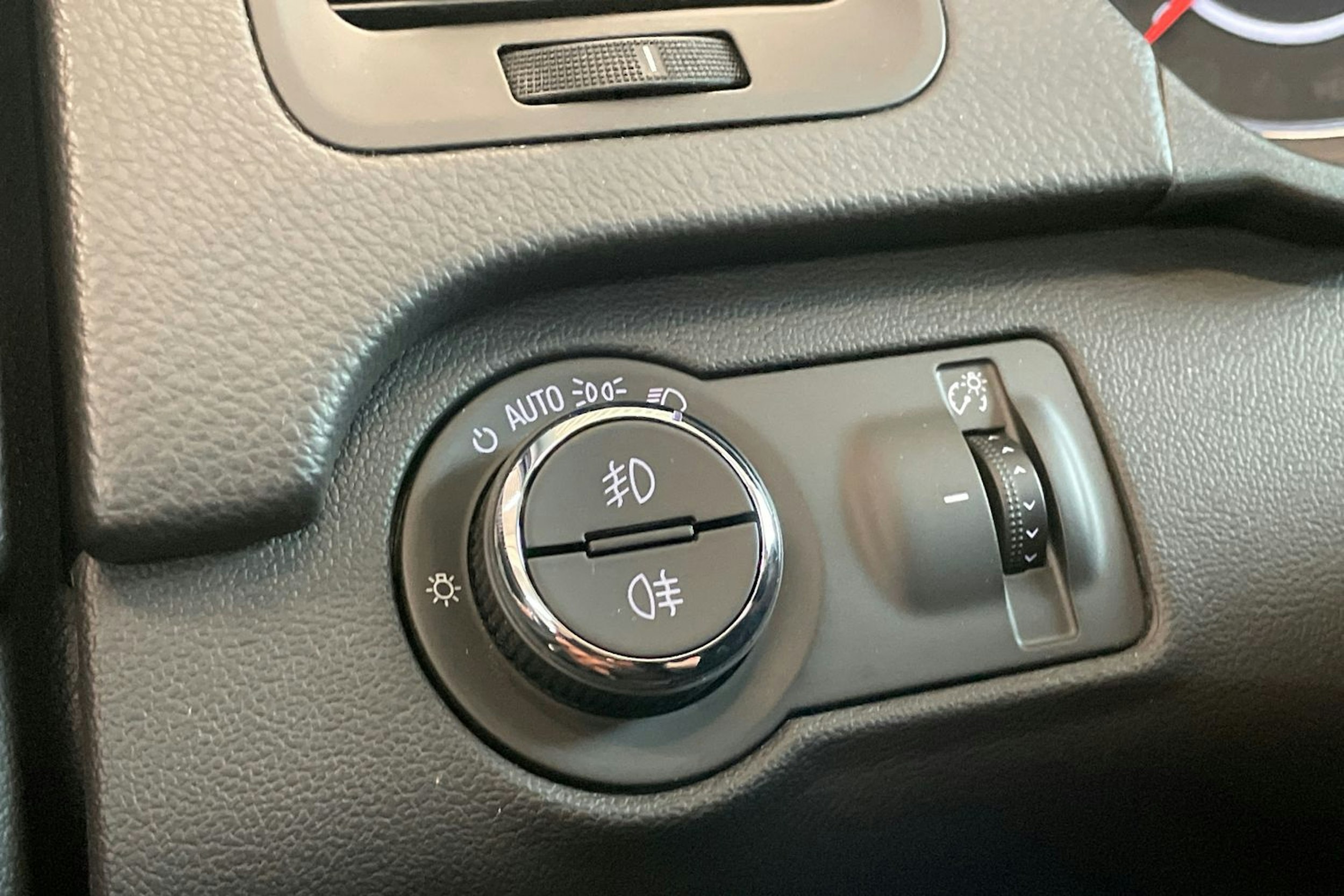 ruskea (beige) Opel Insignia 2017 kuva 21.
