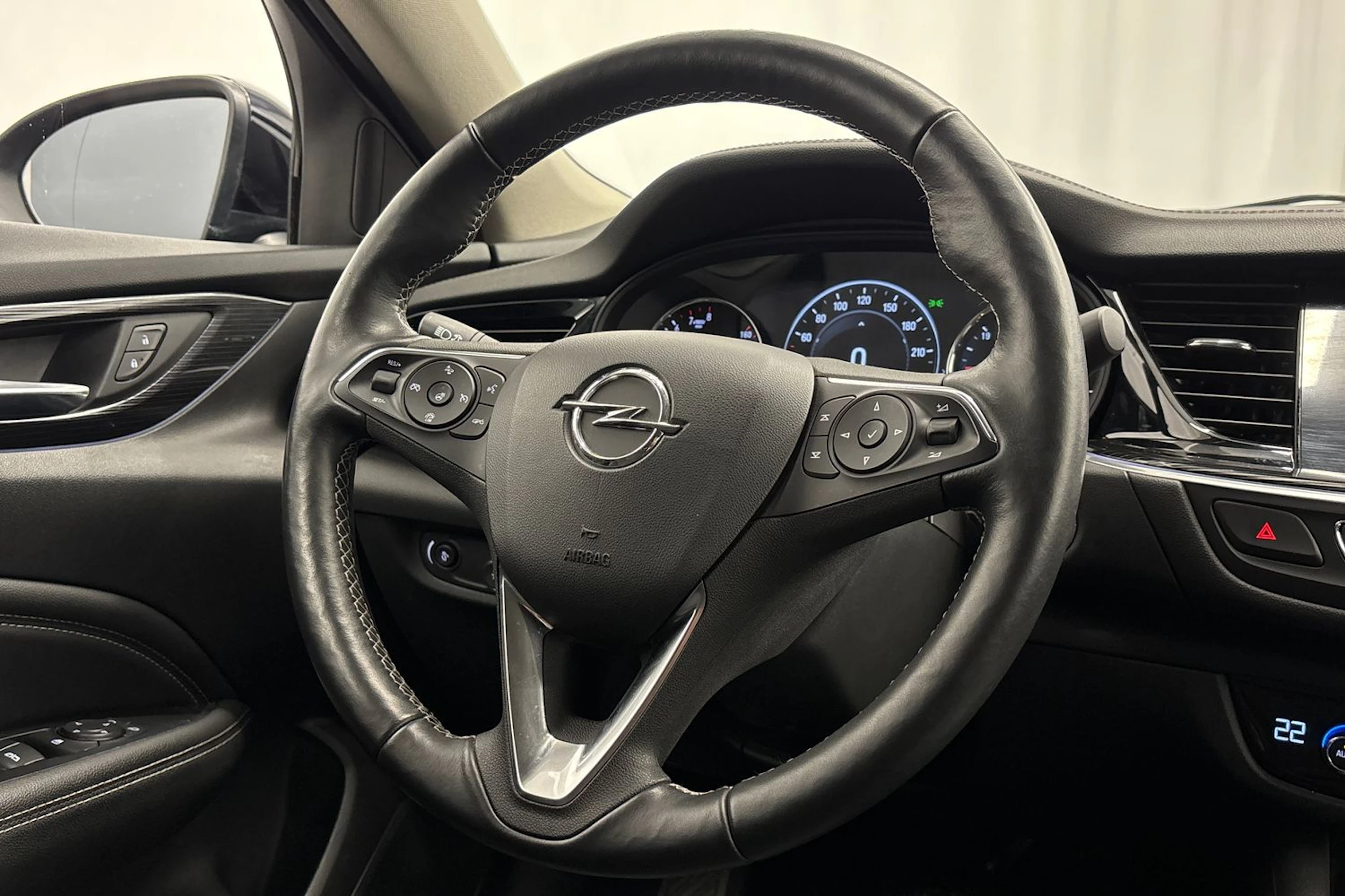 sininen Opel Insignia 2018 kuva 12.