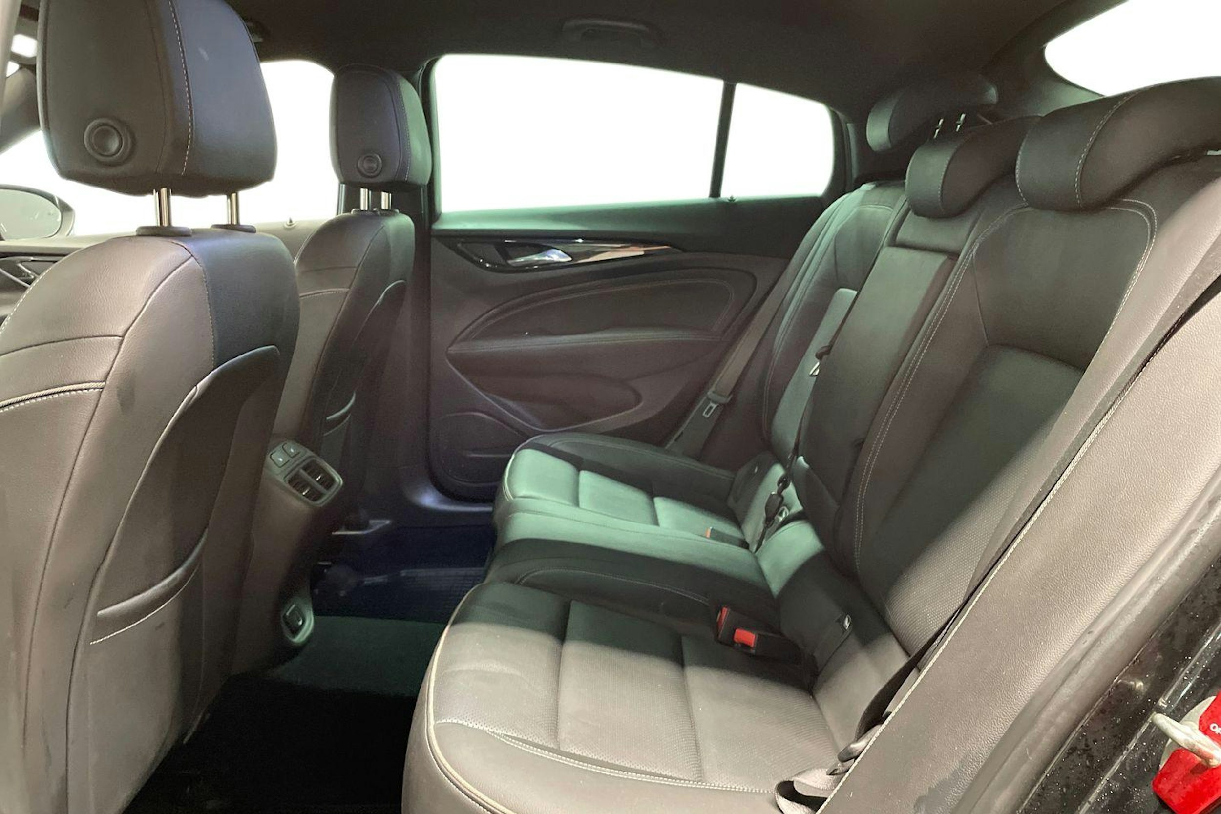 musta Opel Insignia 2018 kuva 10.