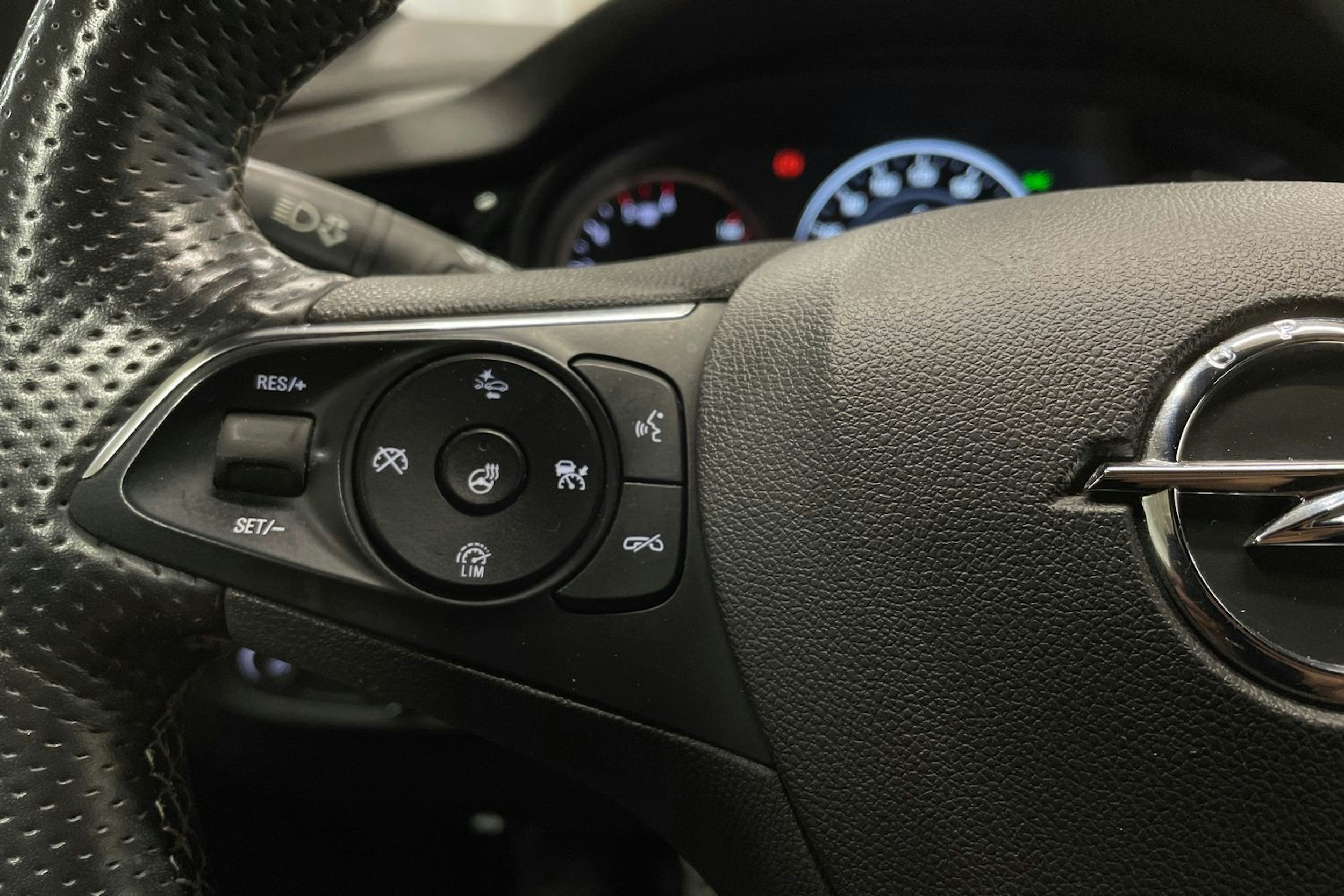 musta Opel Insignia 2018 kuva 24.
