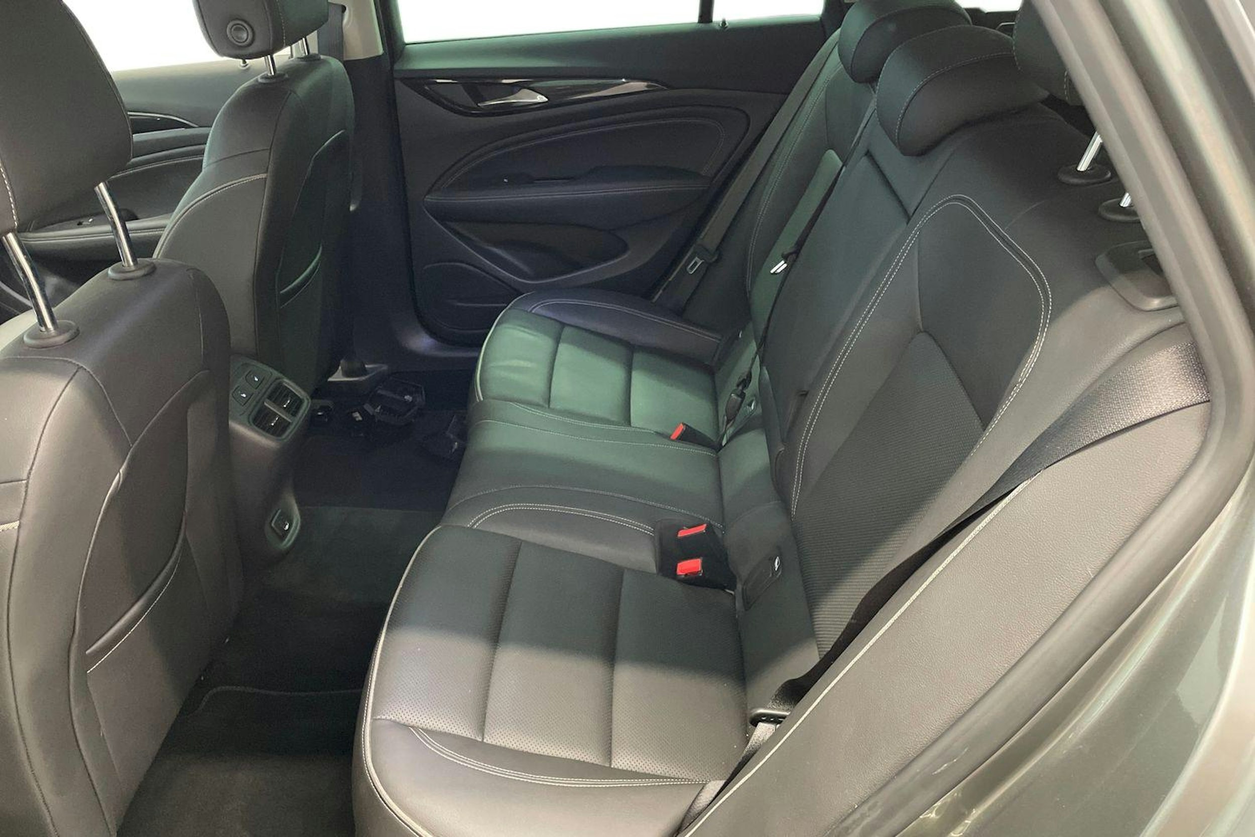 Harmaa Opel Insignia 2018 kuva 8.