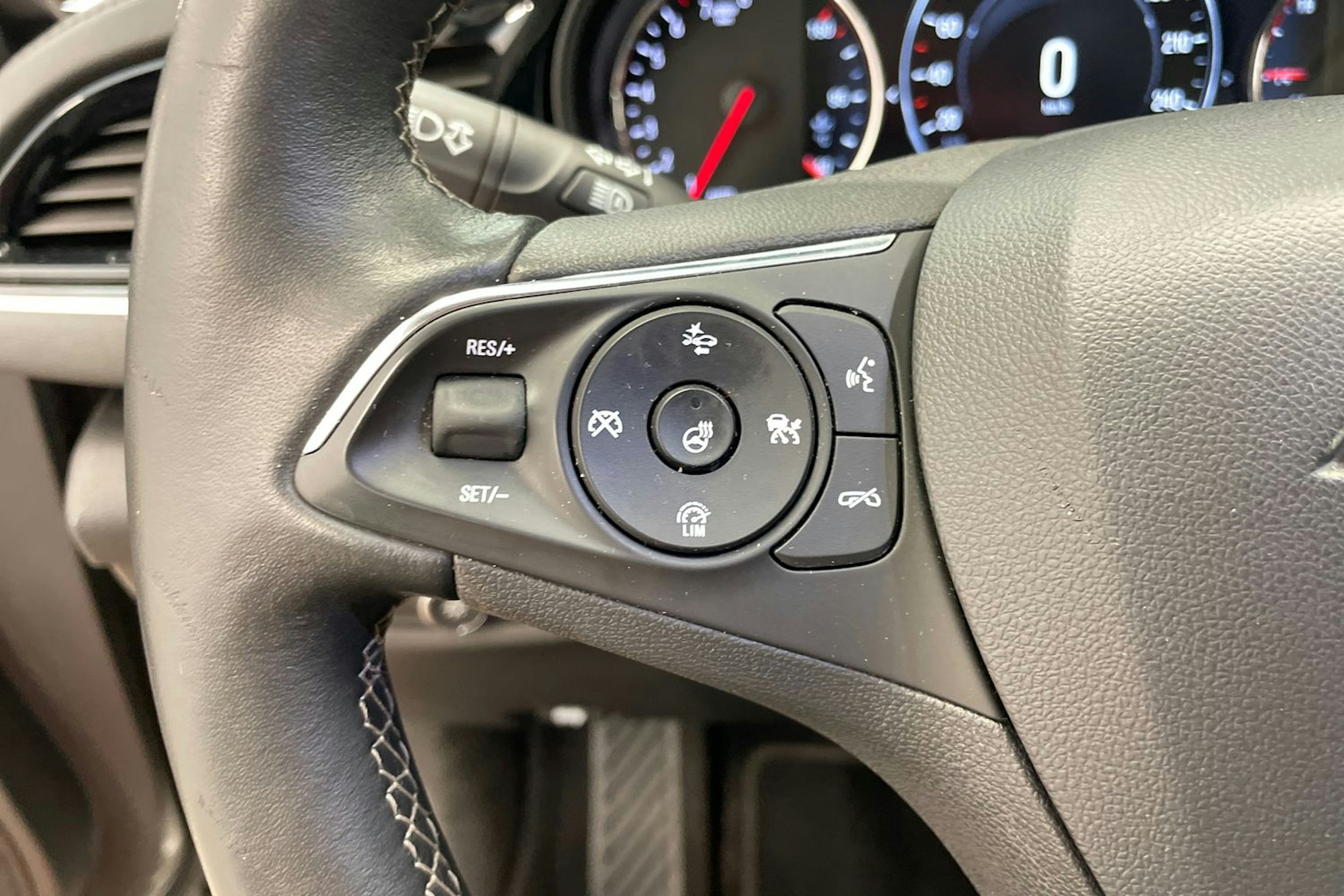 Harmaa Opel Insignia 2018 kuva 13.