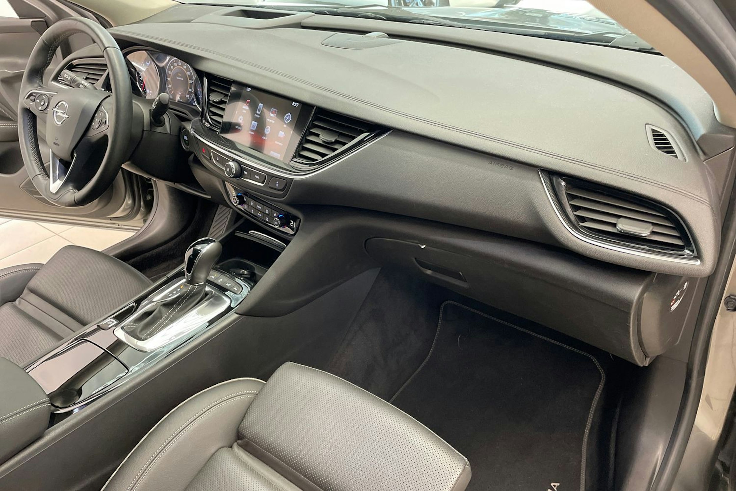 Harmaa Opel Insignia 2018 kuva 25.