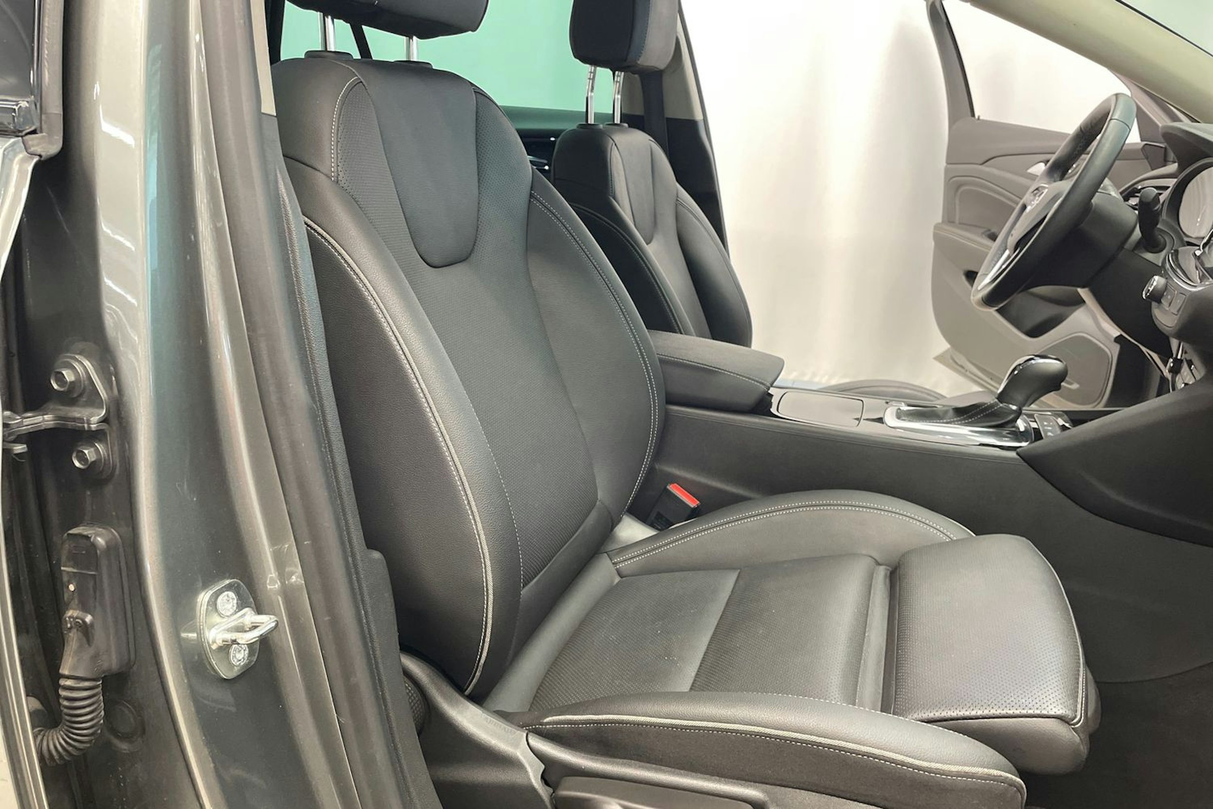 Harmaa Opel Insignia 2018 kuva 26.