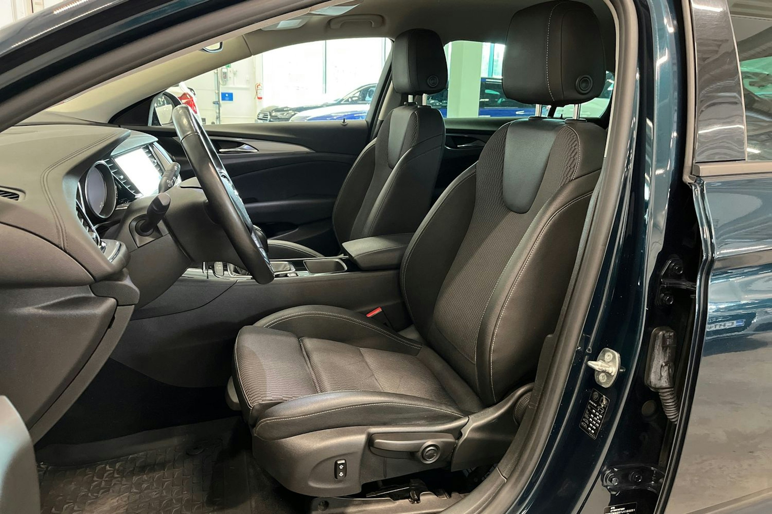 vihreä Opel Insignia 2018 kuva 14.