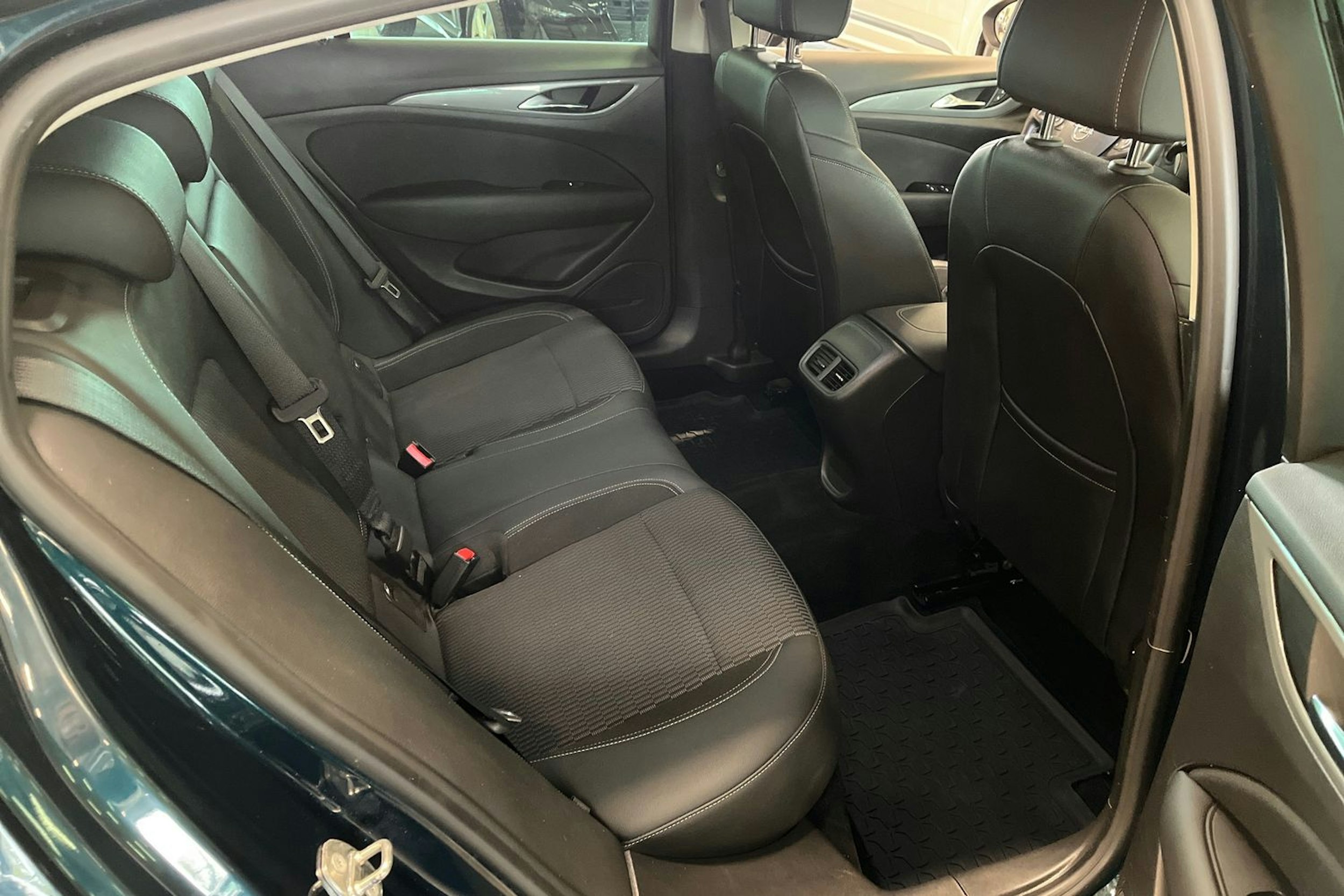 vihreä Opel Insignia 2018 kuva 28.