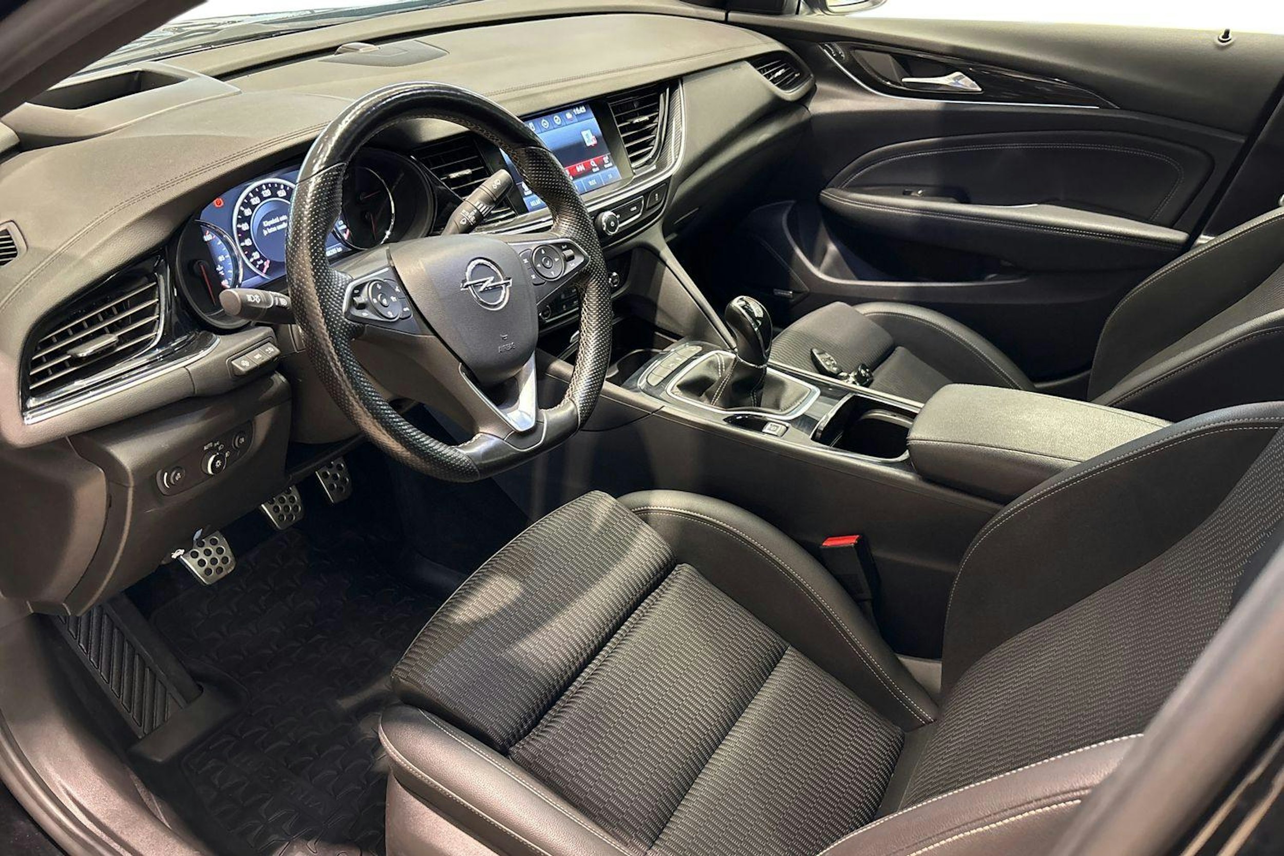 Musta Opel Insignia 2018 kuva 7.