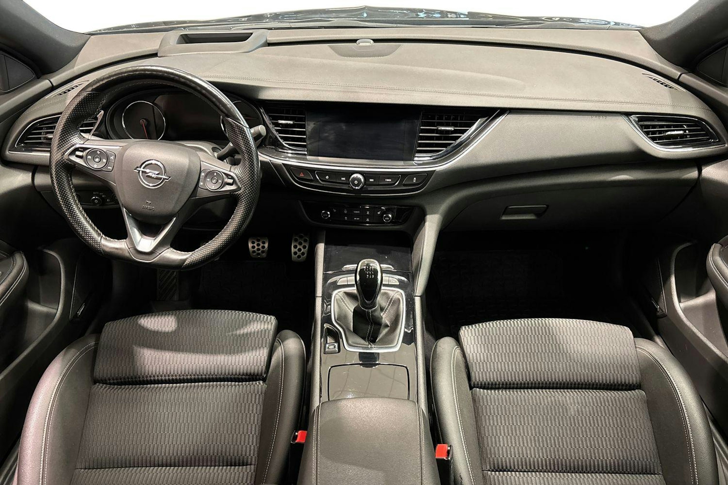 Musta Opel Insignia 2018 kuva 9.