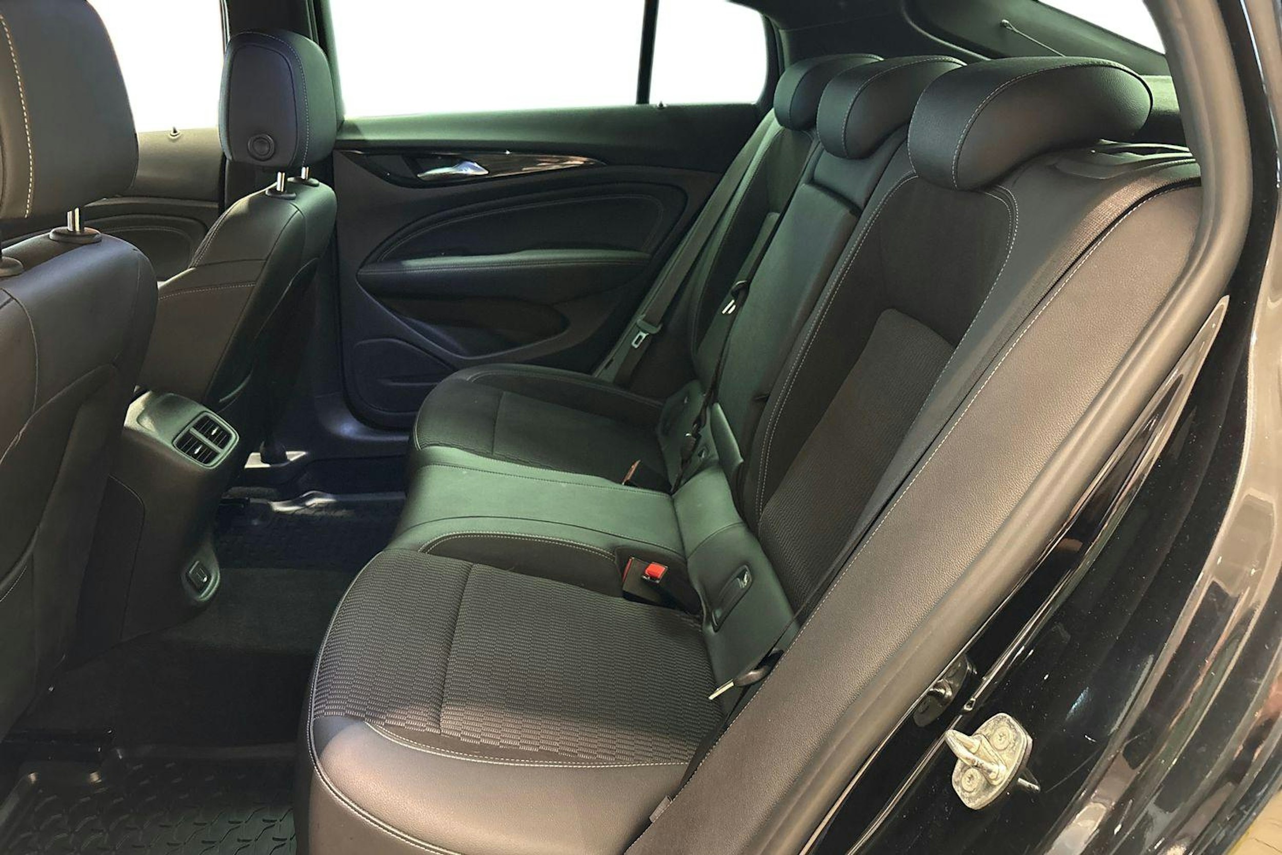 Musta Opel Insignia 2018 kuva 10.