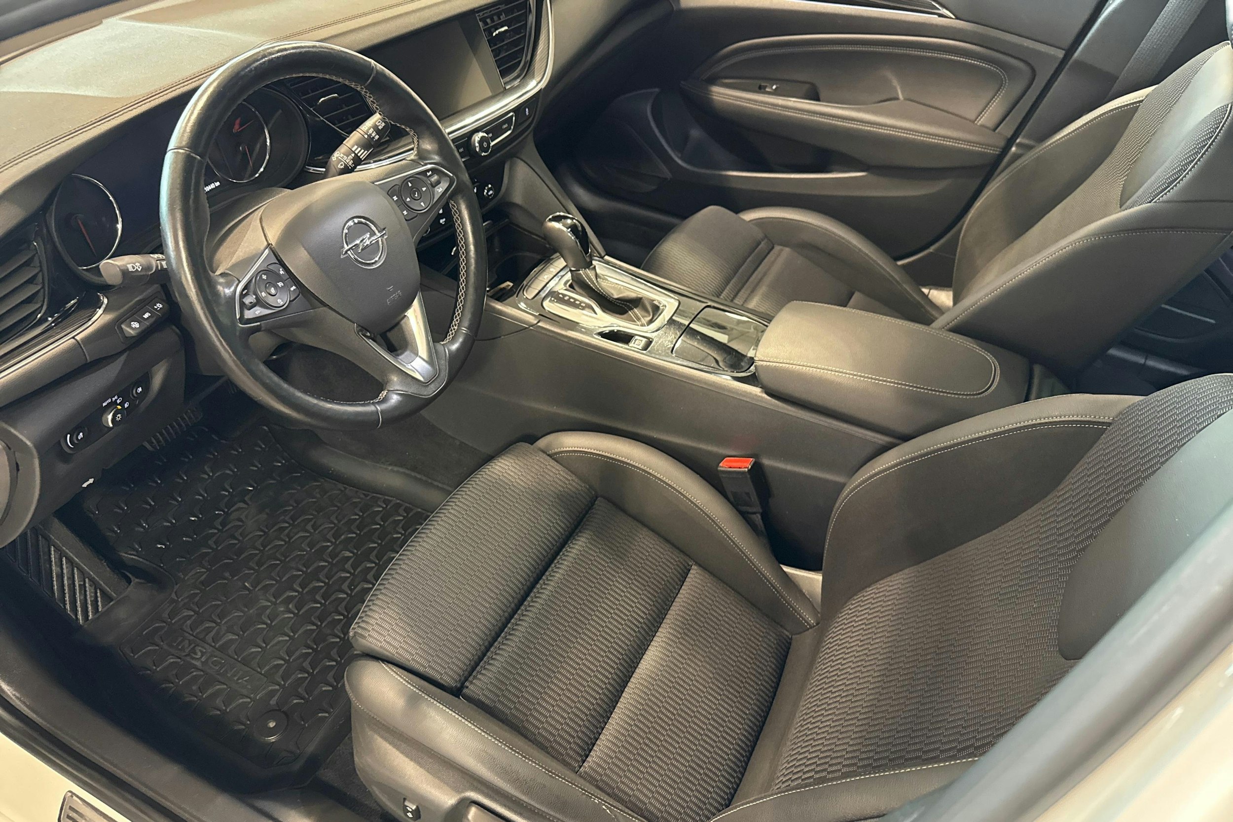 valkoinen Opel Insignia 2018 kuva 6.