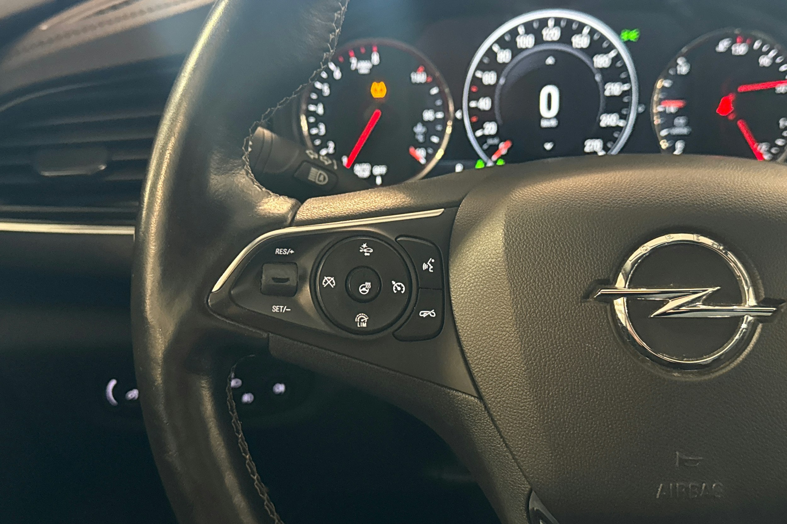 valkoinen Opel Insignia 2018 kuva 13.