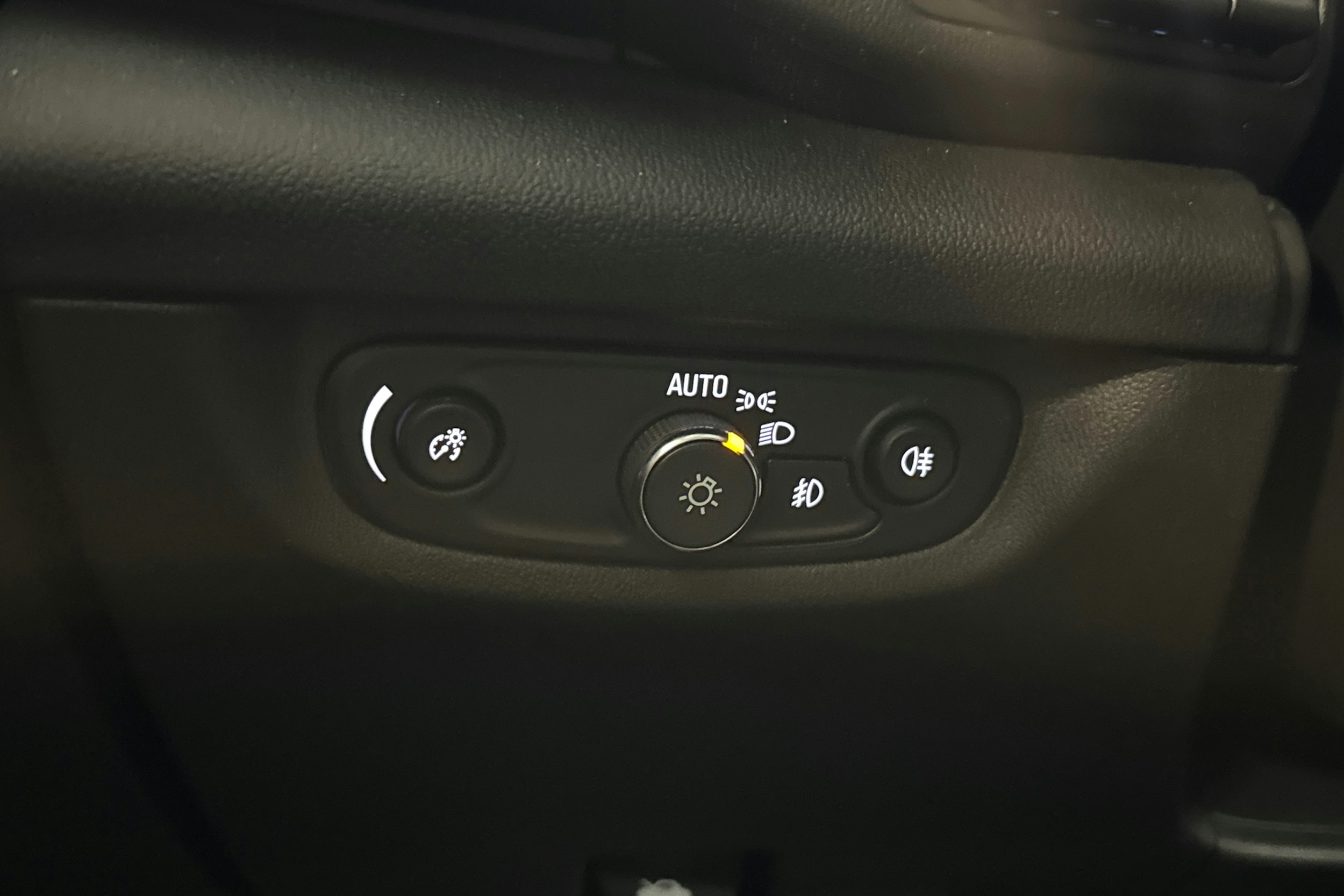 valkoinen Opel Insignia 2018 kuva 20.