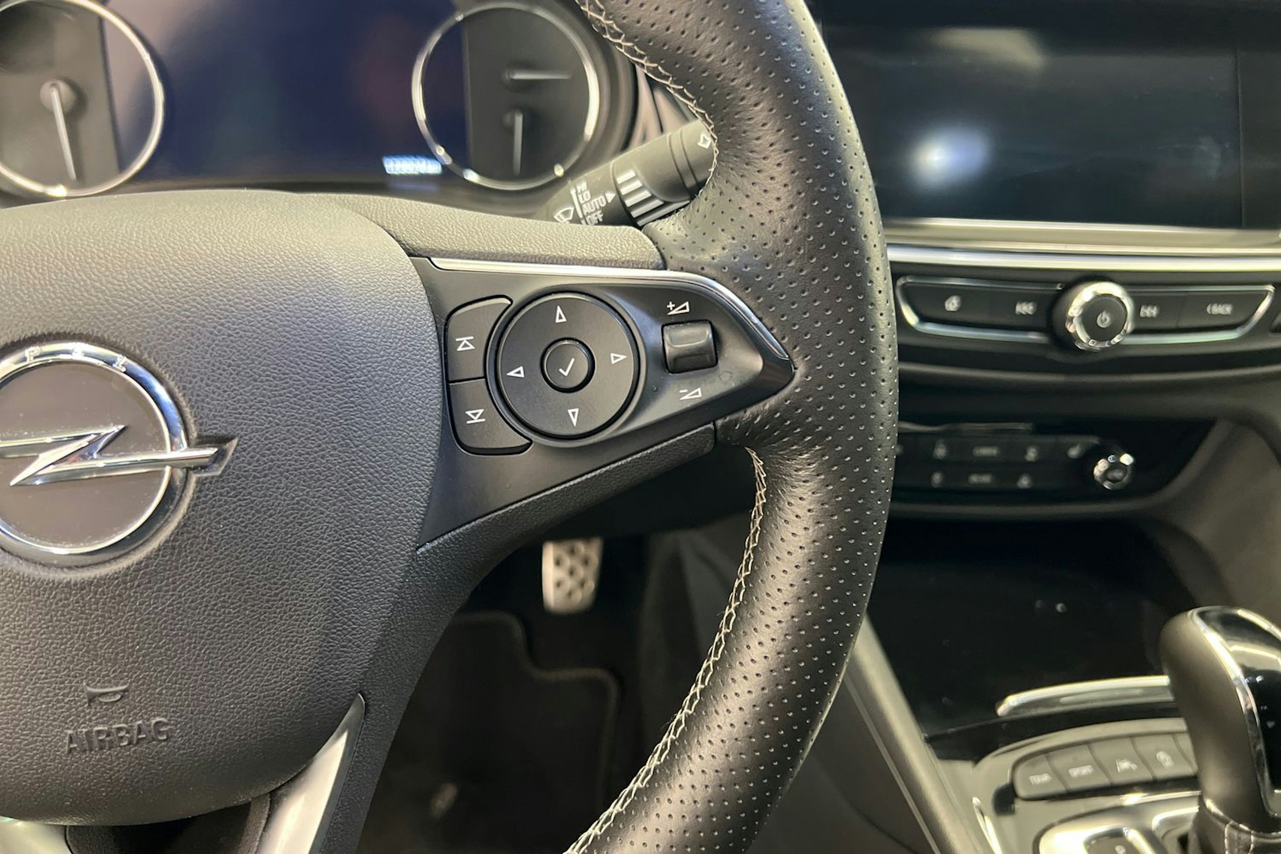 musta Opel Insignia 2019 kuva 18.