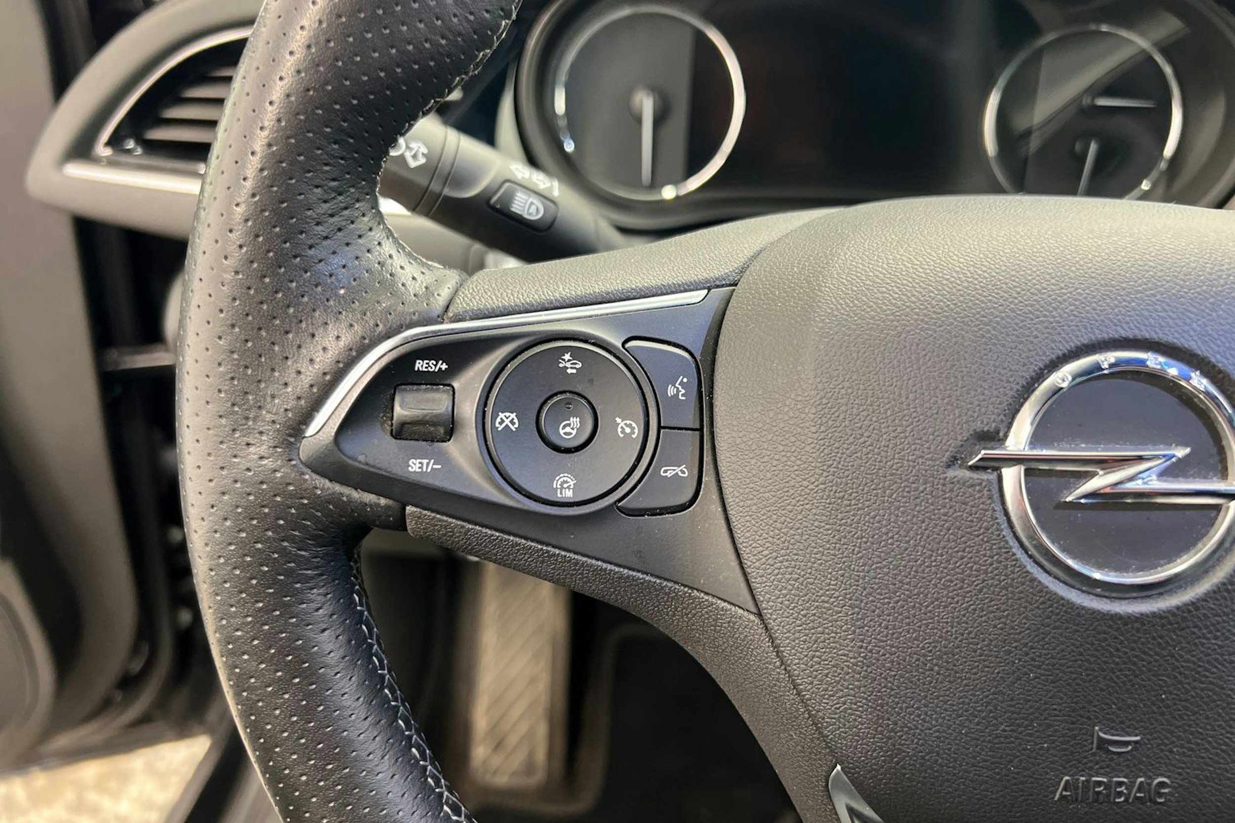 musta Opel Insignia 2019 kuva 19.