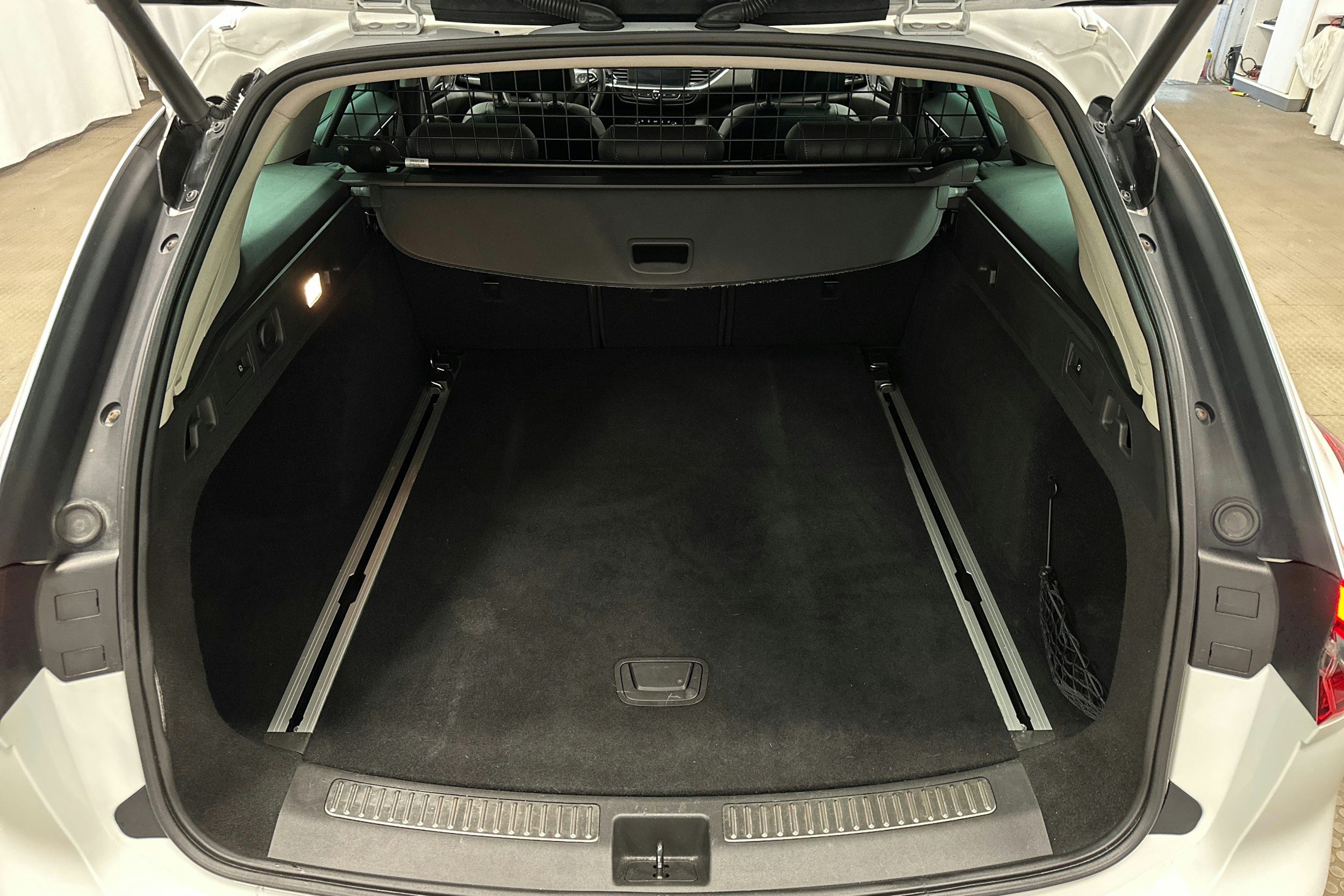valkoinen Opel Insignia 2019 kuva 14.