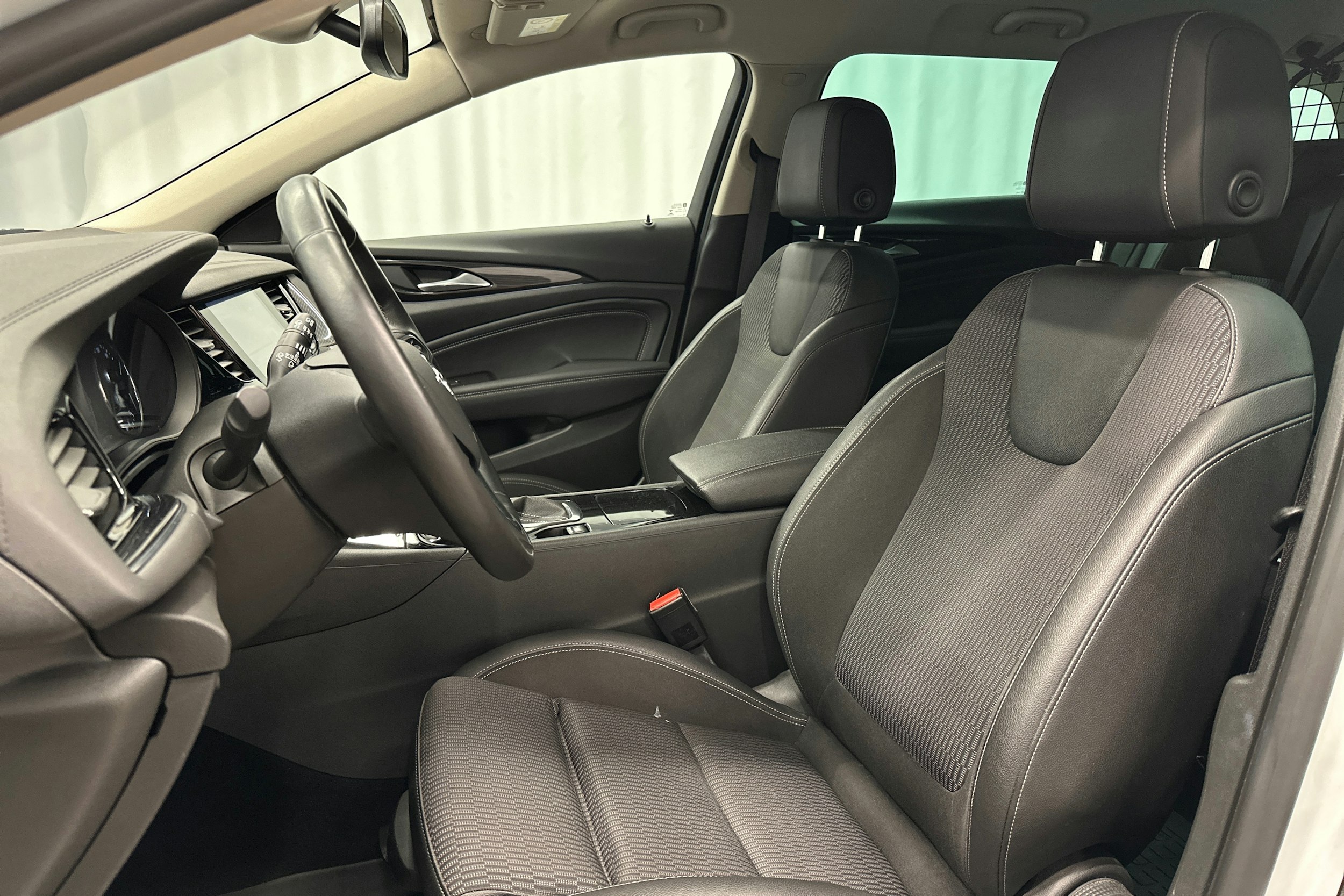 valkoinen Opel Insignia 2019 kuva 16.
