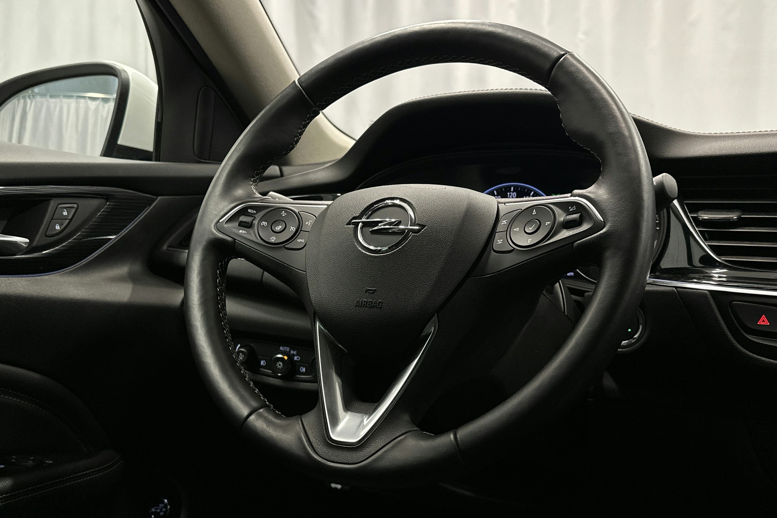 valkoinen Opel Insignia 2019 kuva 17.