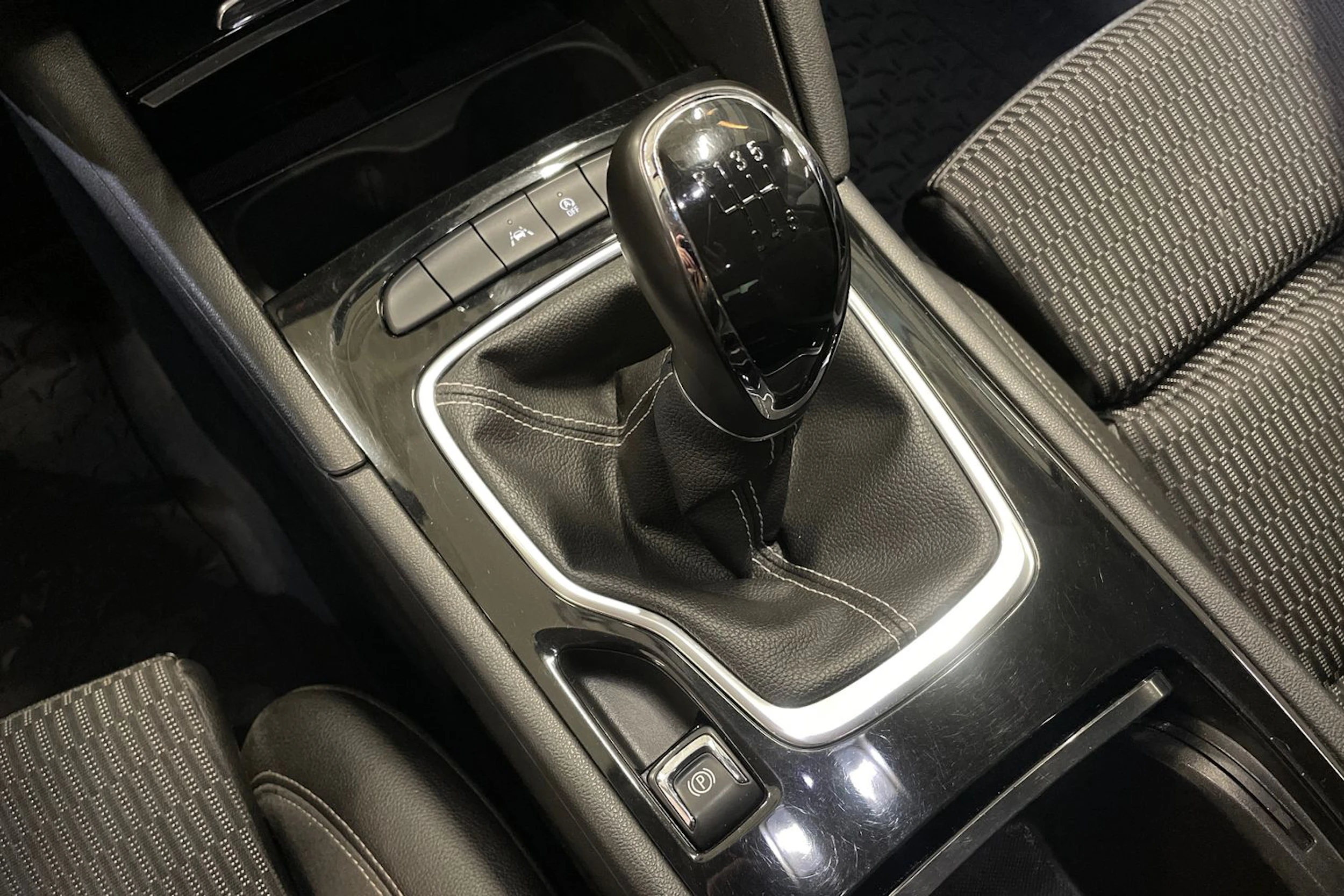 harmaa Opel Insignia 2019 kuva 29.