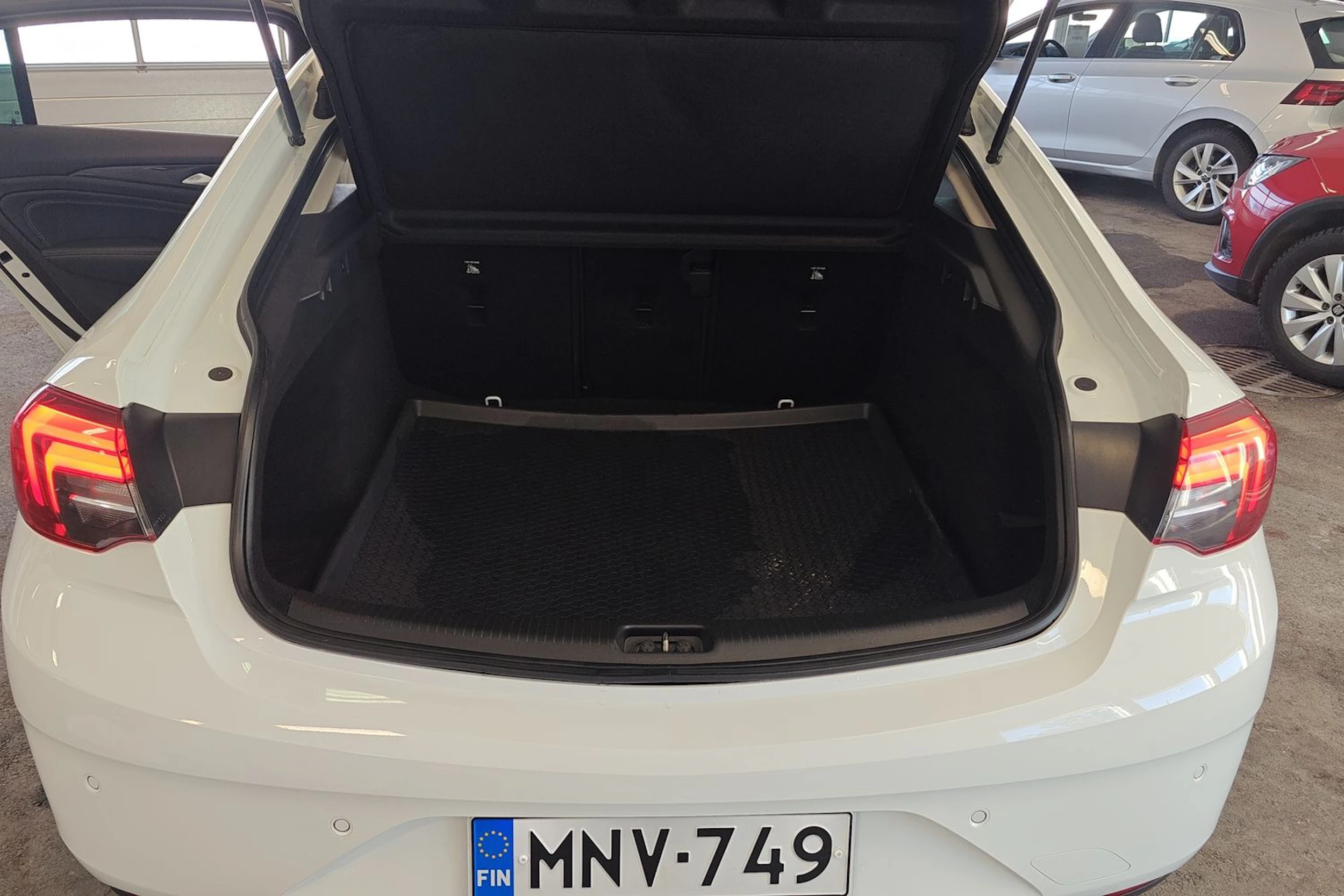 valkoinen Opel Insignia 2019 kuva 14.