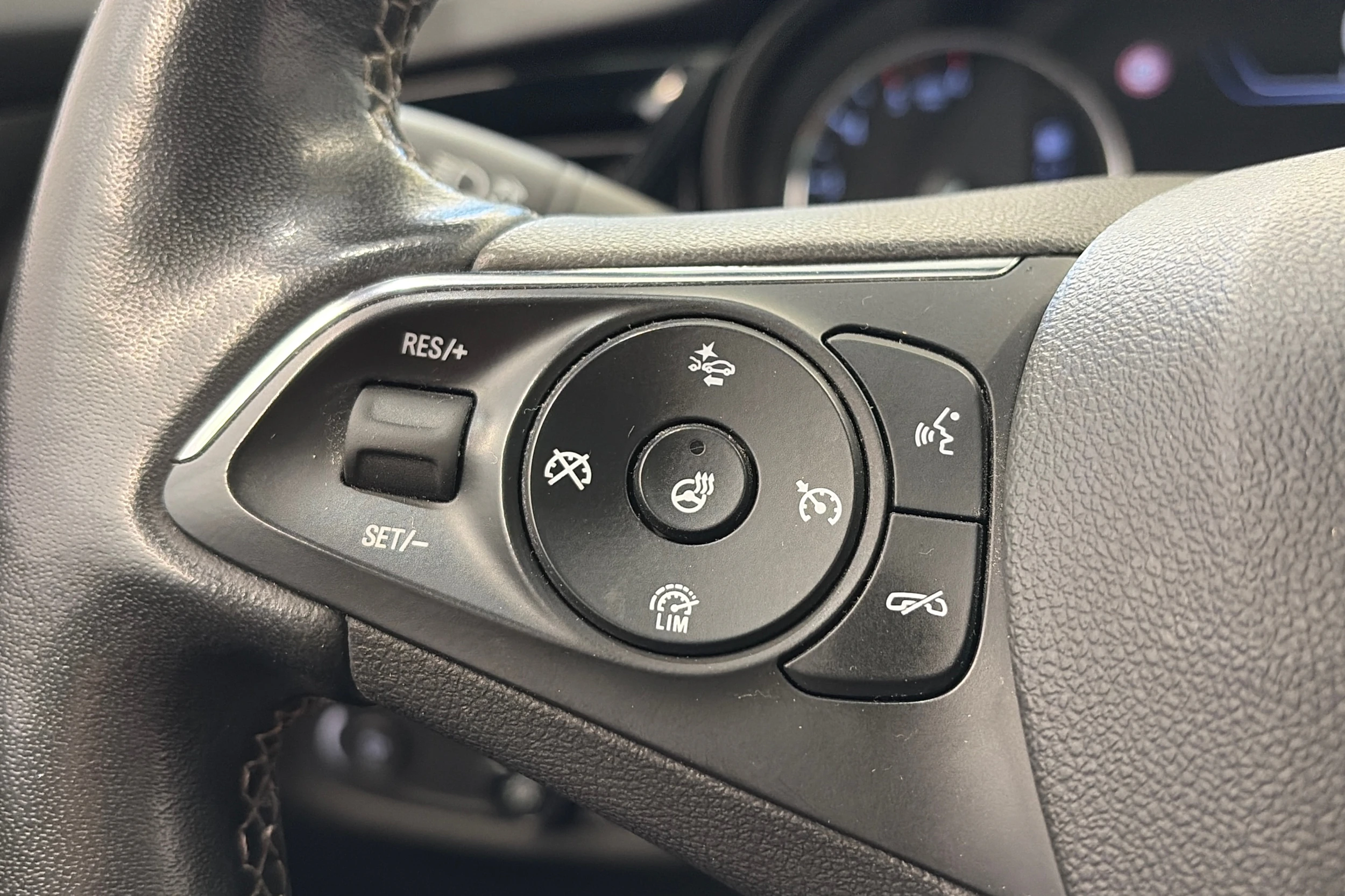 harmaa Opel Insignia 2019 kuva 16.