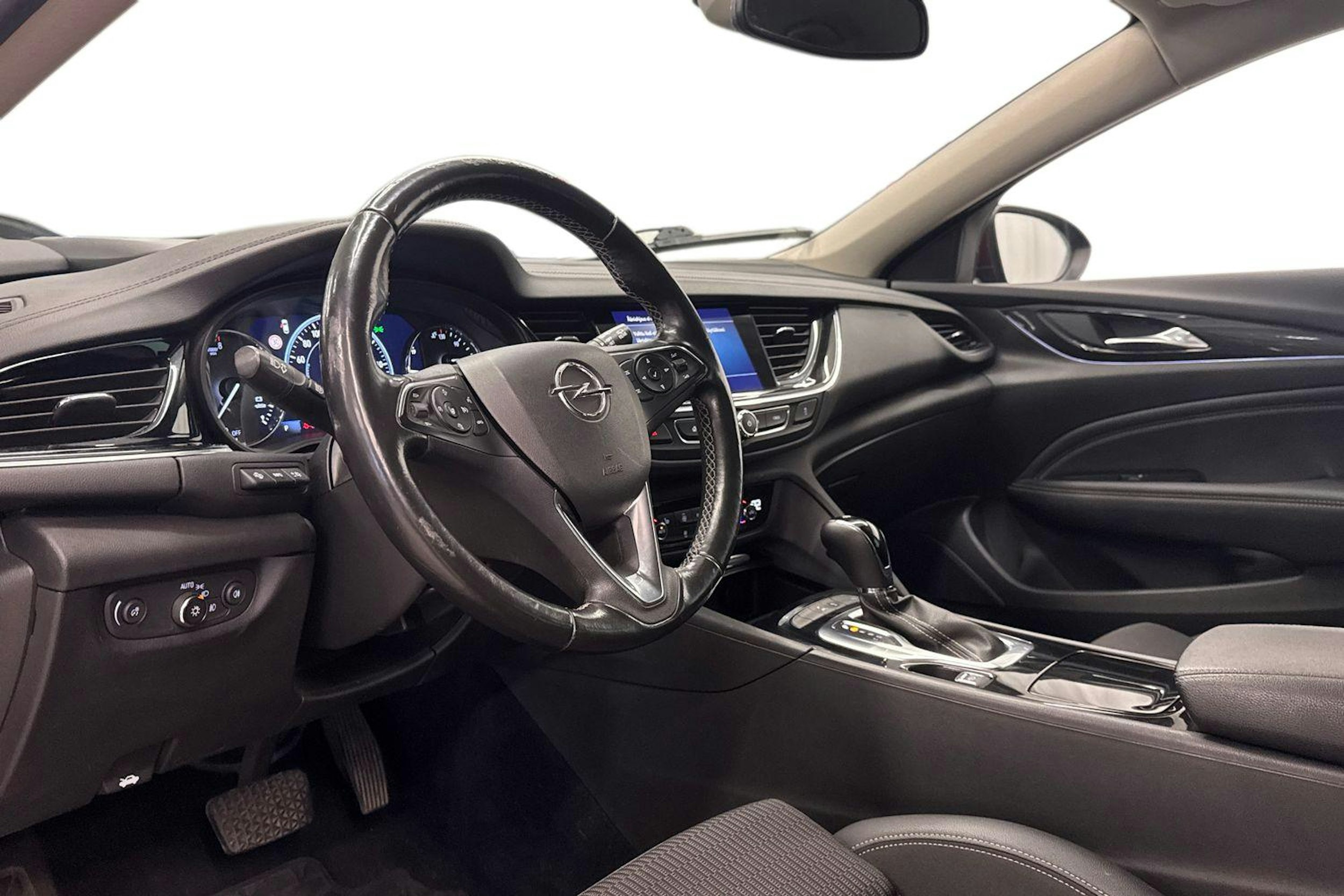 punainen Opel Insignia 2019 kuva 7.