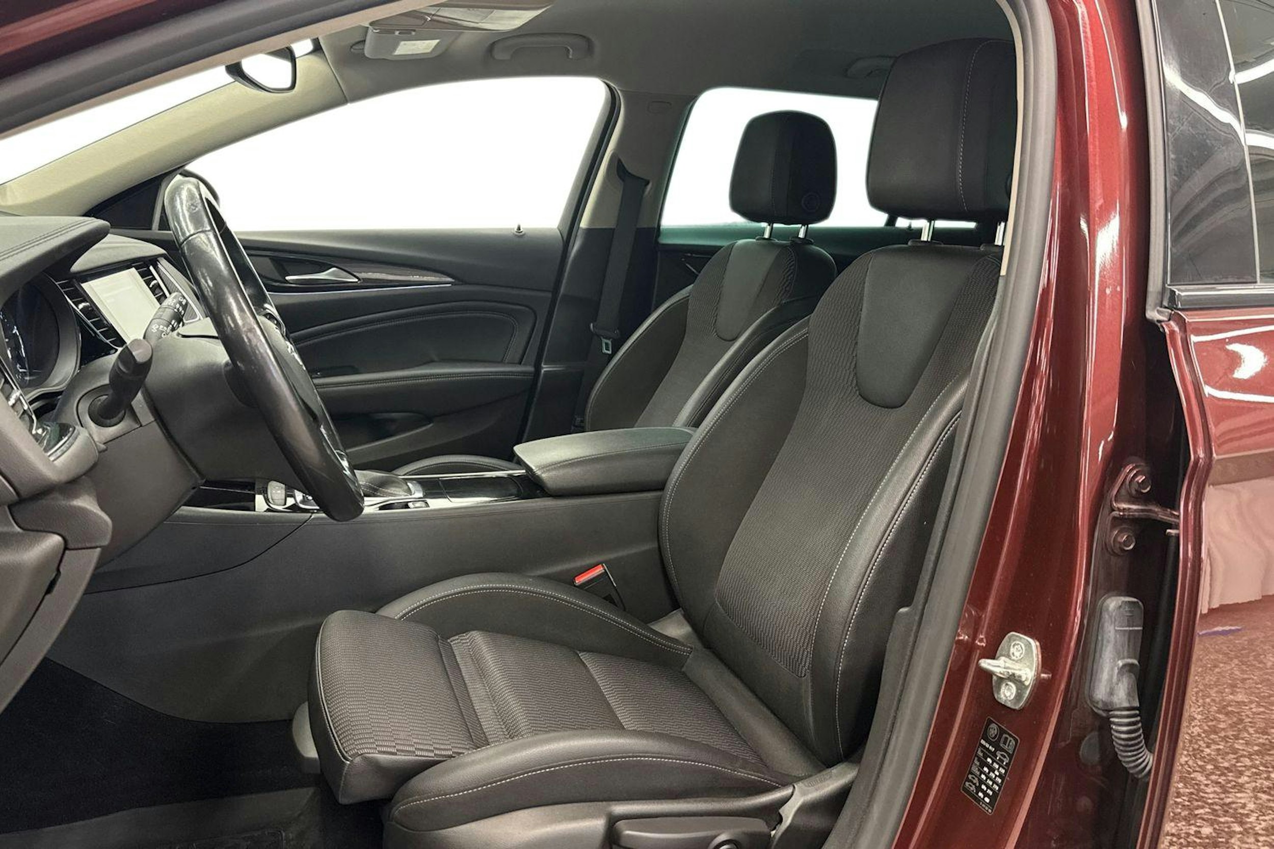 punainen Opel Insignia 2019 kuva 11.