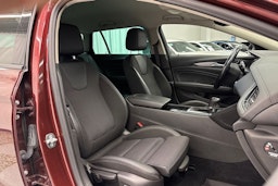 punainen Opel Insignia 2019 kuva 13.