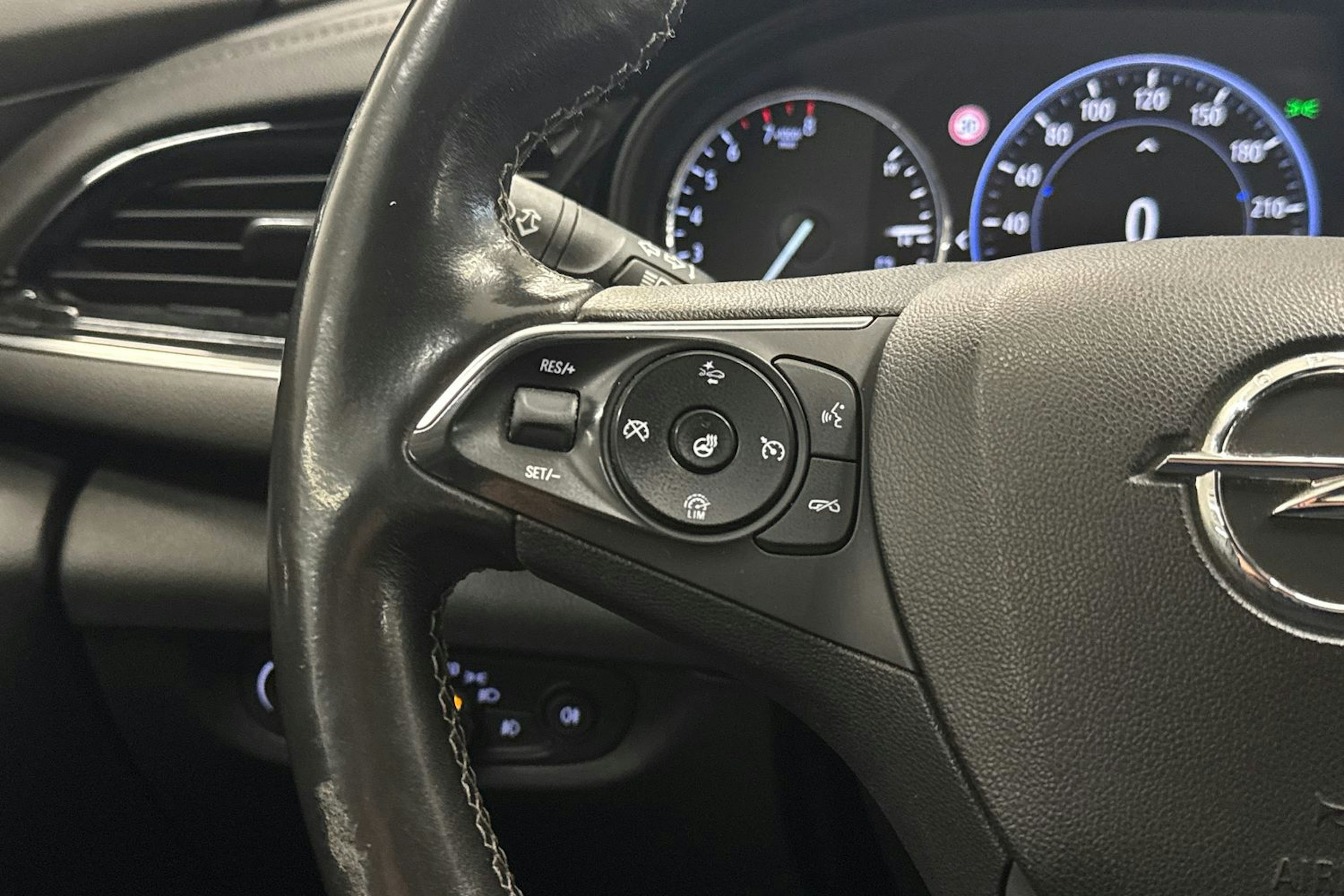 punainen Opel Insignia 2019 kuva 15.