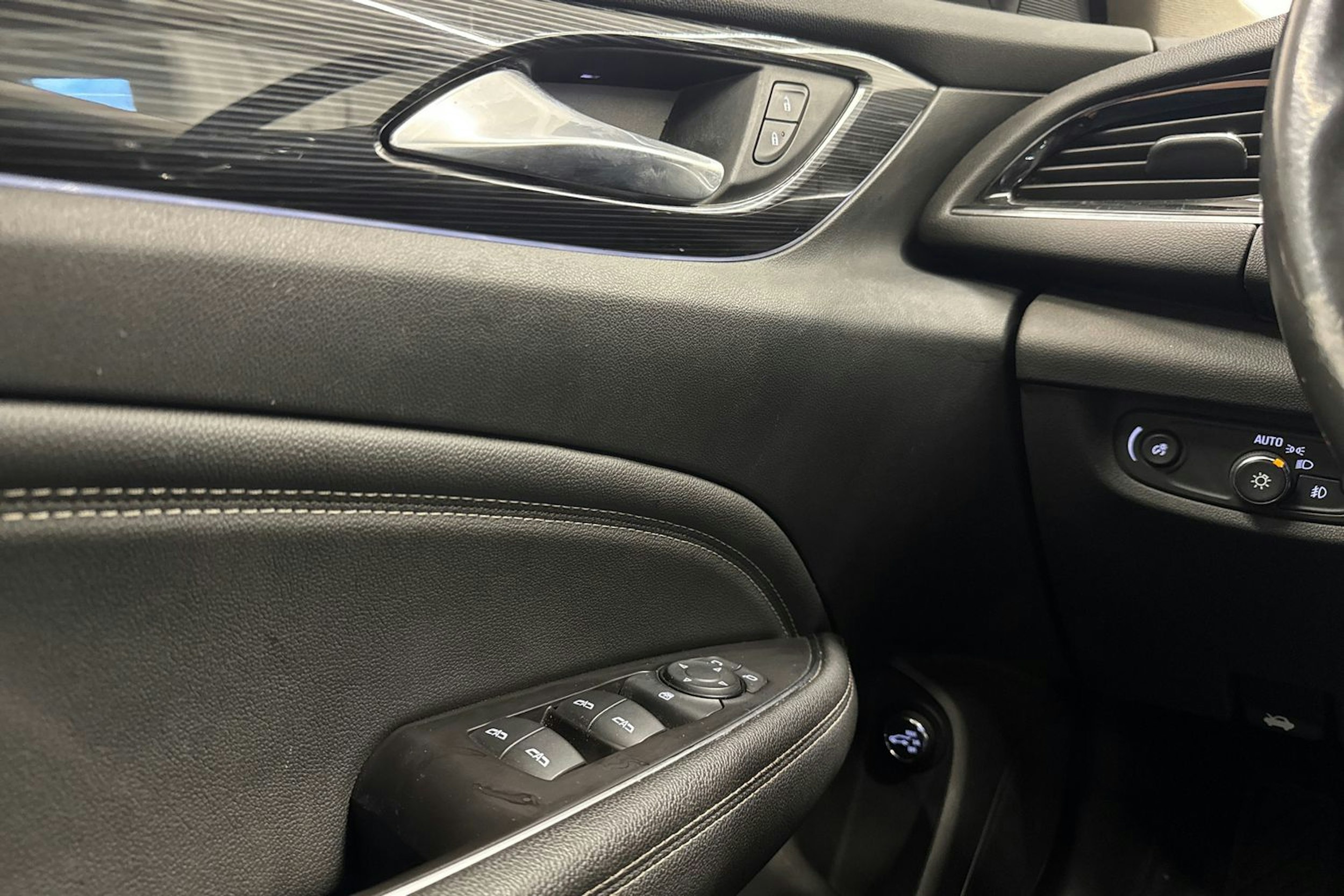 punainen Opel Insignia 2019 kuva 19.