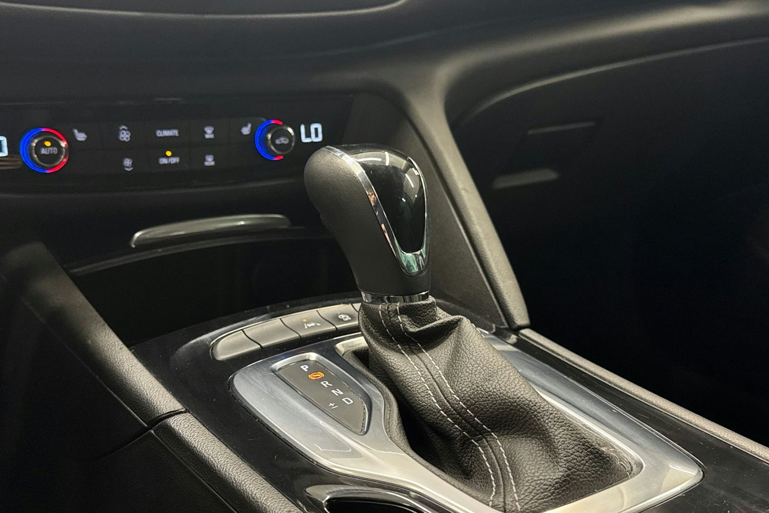 punainen Opel Insignia 2019 kuva 20.