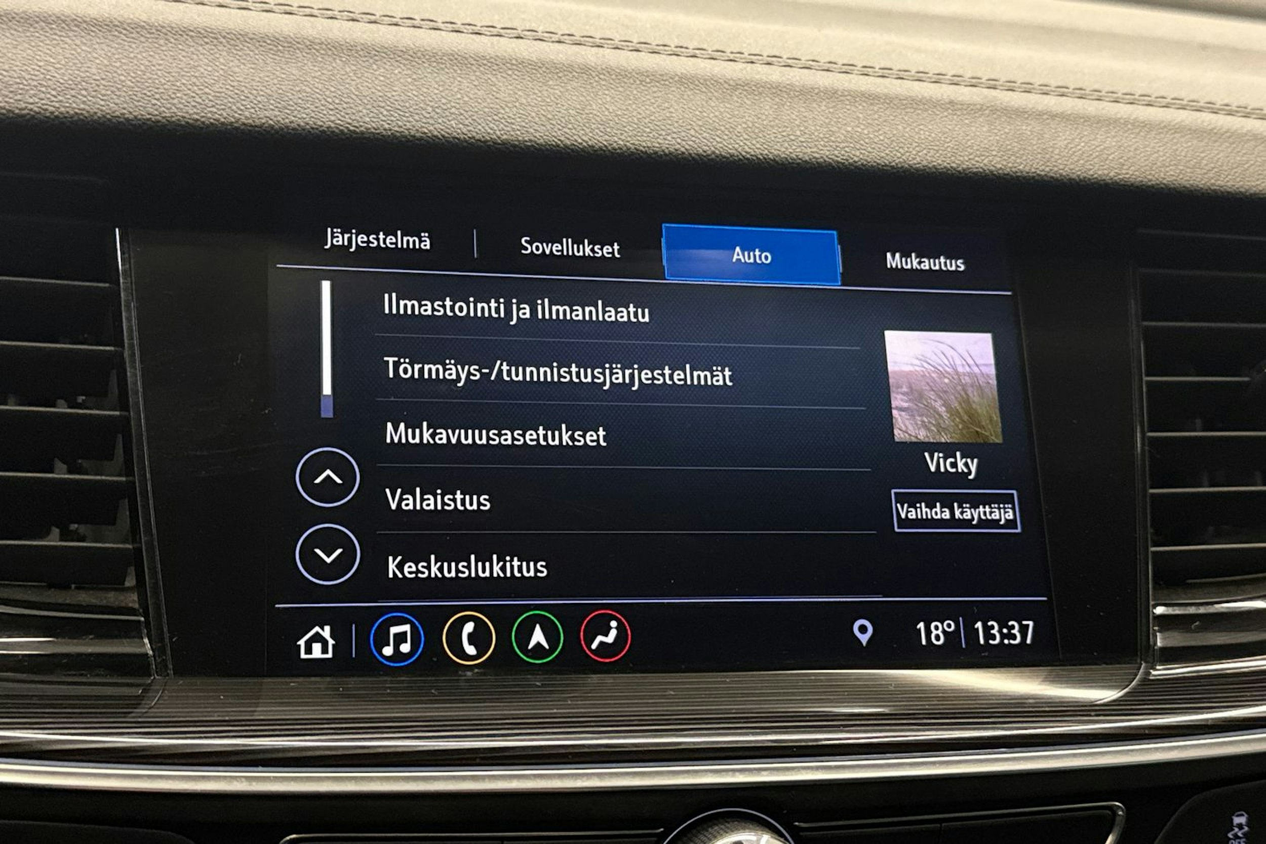 punainen Opel Insignia 2019 kuva 29.