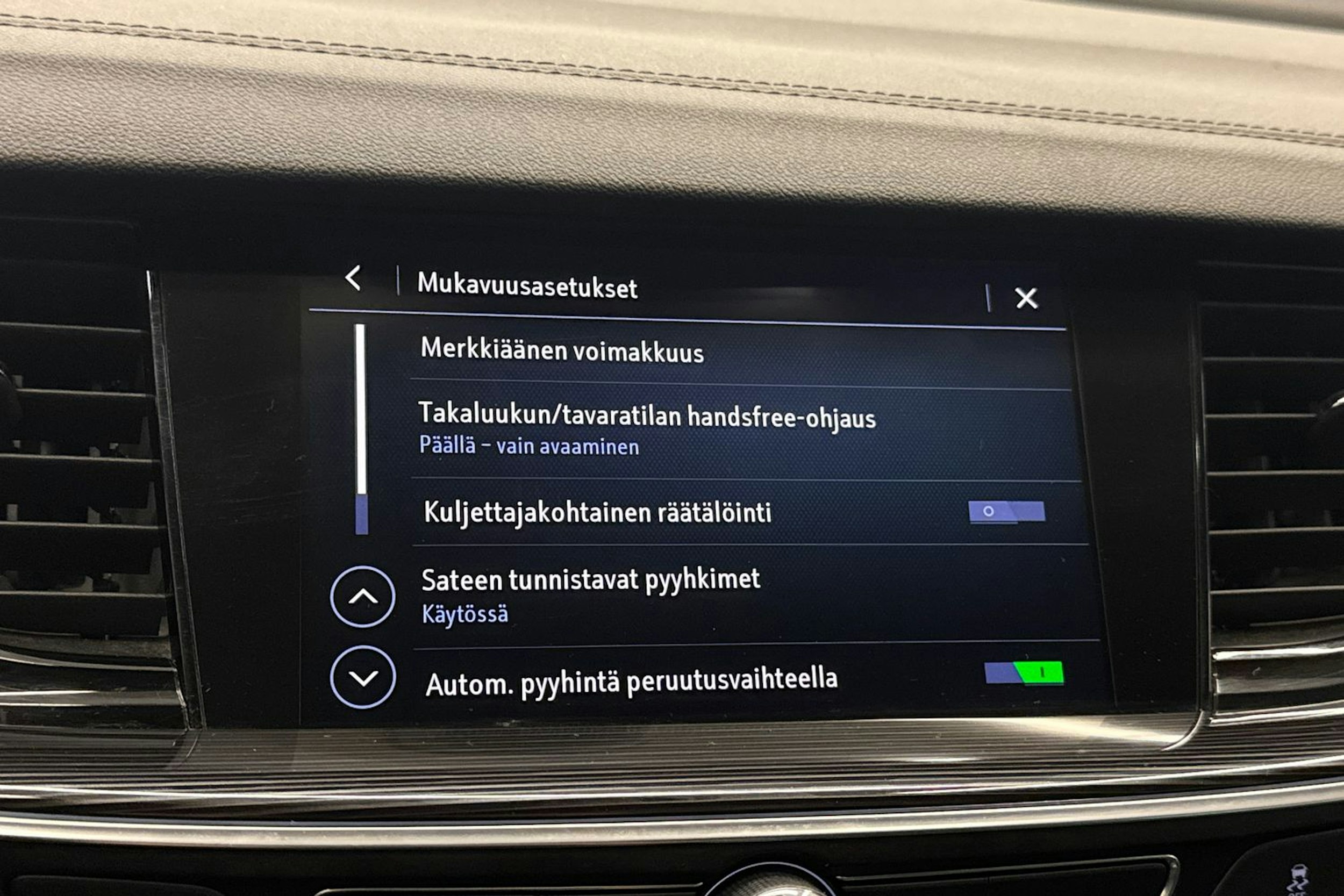 punainen Opel Insignia 2019 kuva 31.