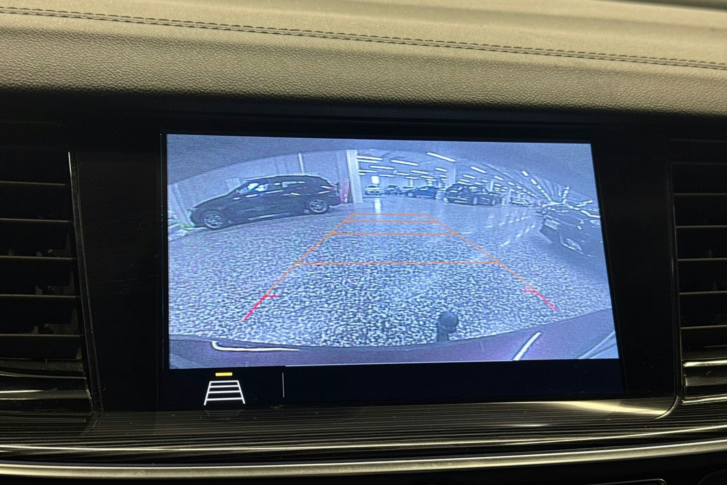 punainen Opel Insignia 2019 kuva 32.