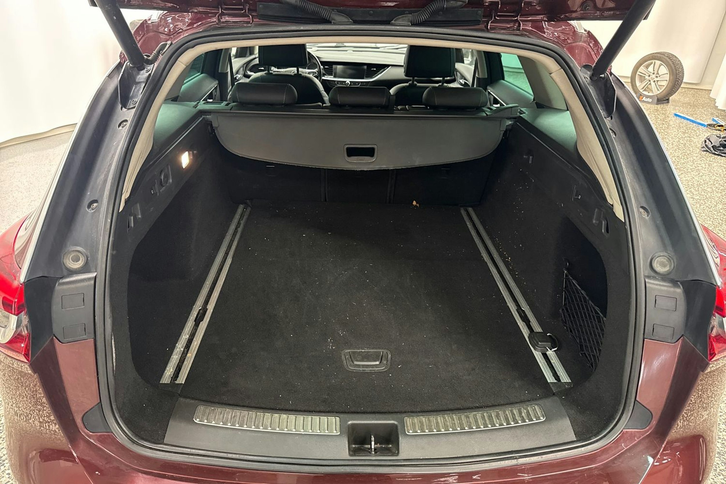 punainen Opel Insignia 2019 kuva 33.