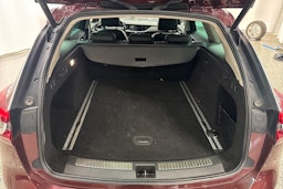 punainen Opel Insignia 2019 kuva 33.