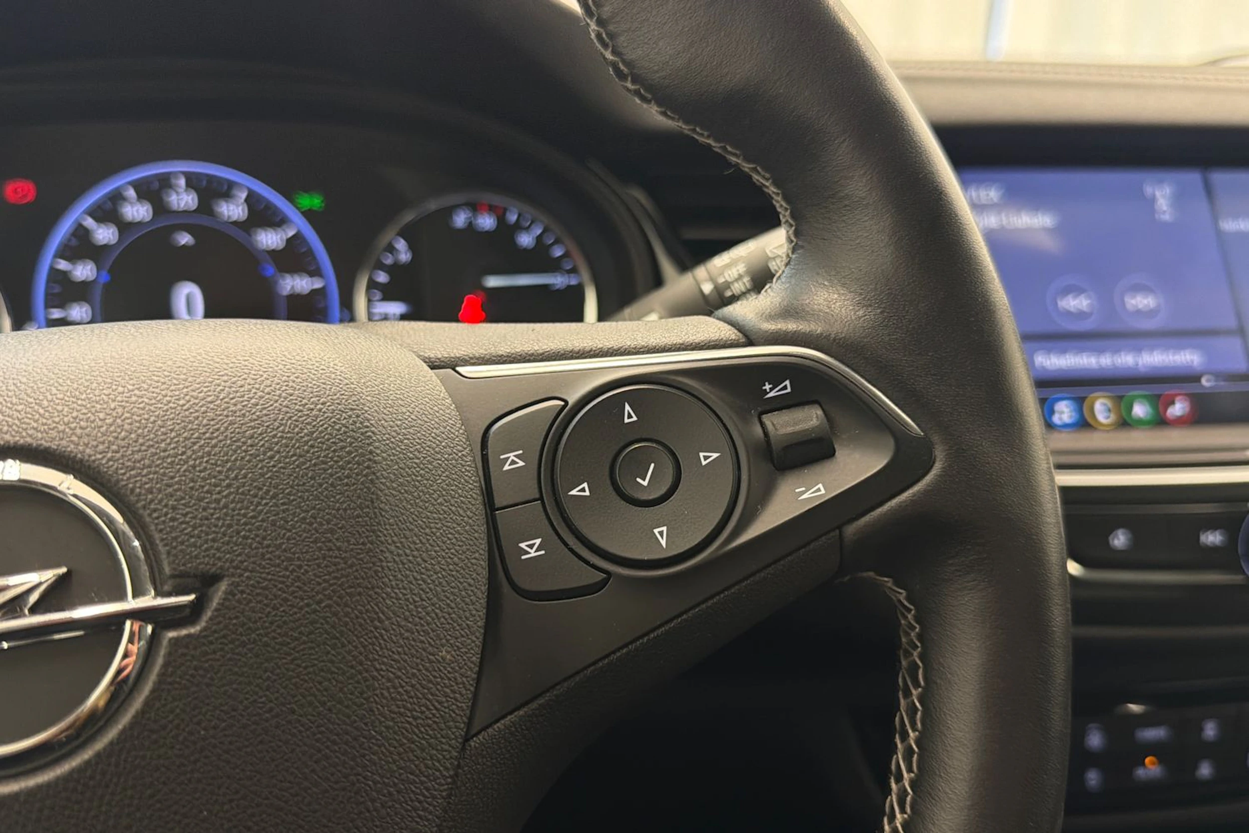 punainen Opel Insignia 2020 kuva 22.