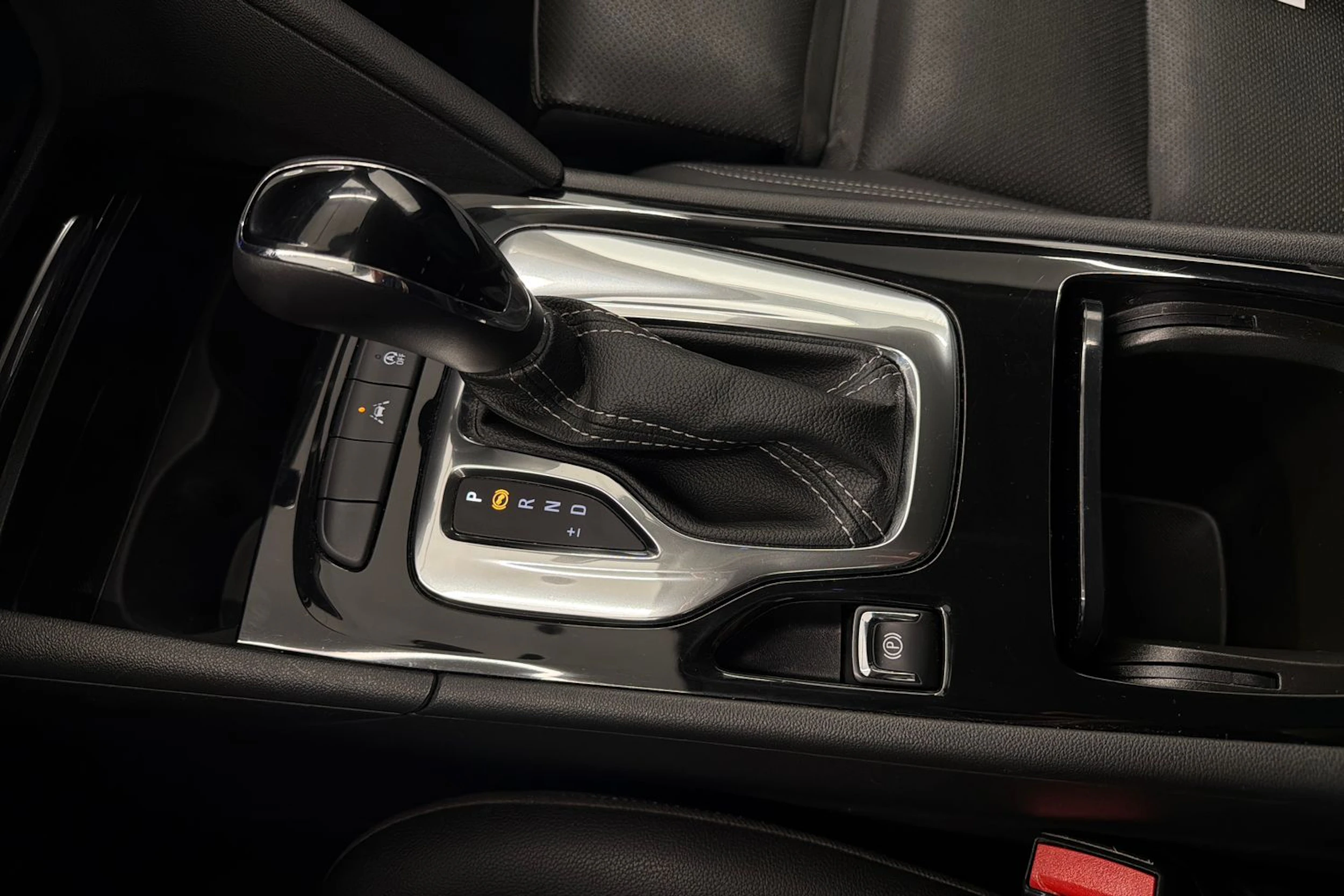 punainen Opel Insignia 2020 kuva 25.