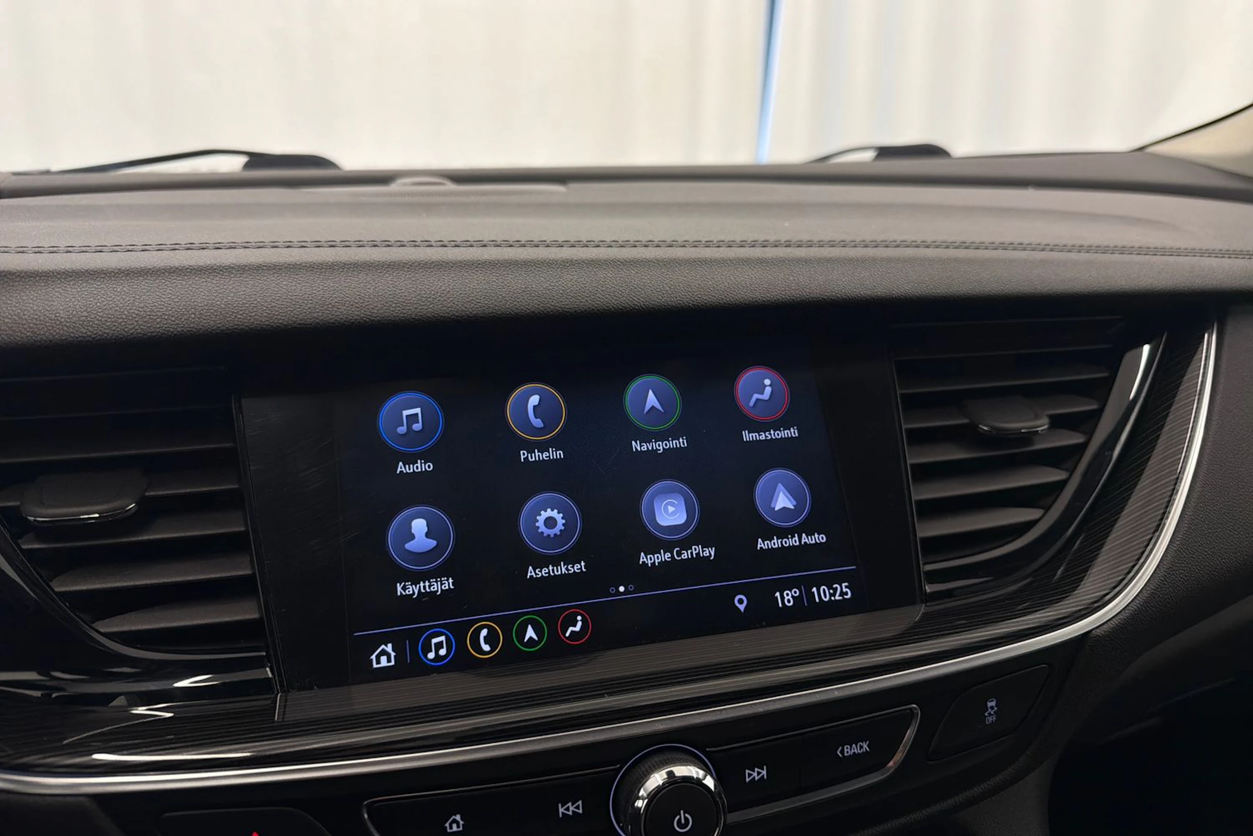 punainen Opel Insignia 2020 kuva 27.