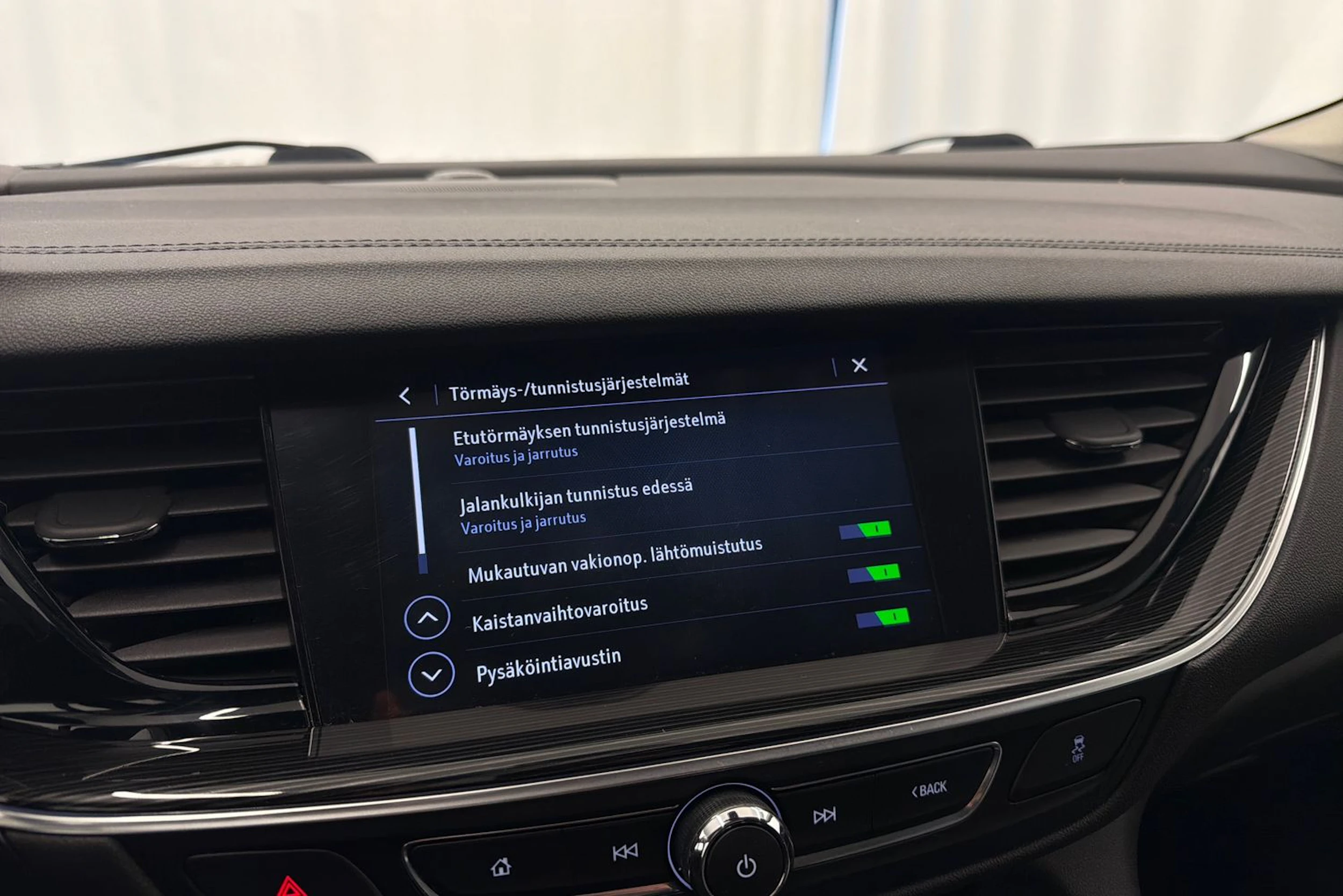 punainen Opel Insignia 2020 kuva 28.