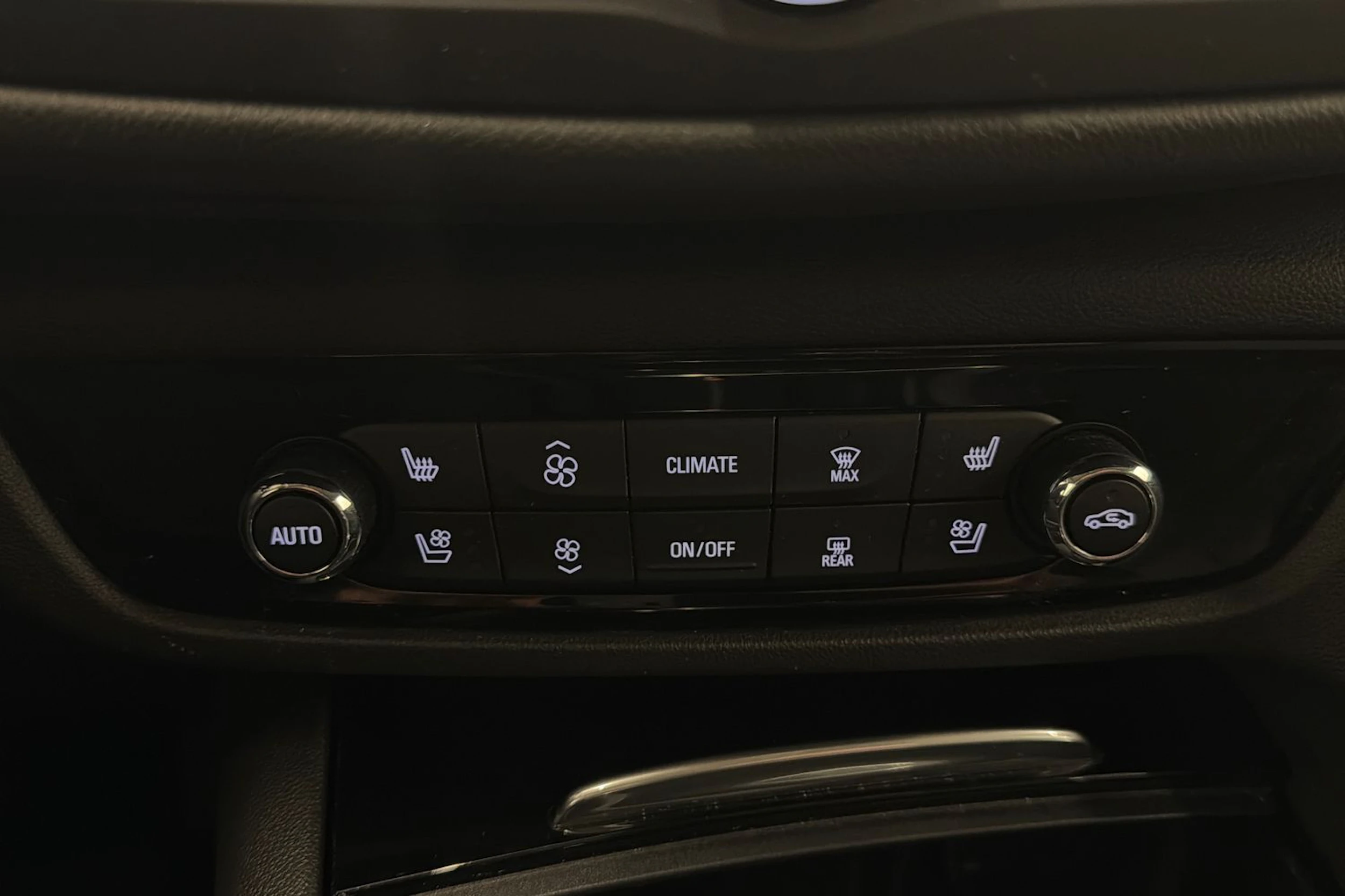 punainen Opel Insignia 2020 kuva 32.