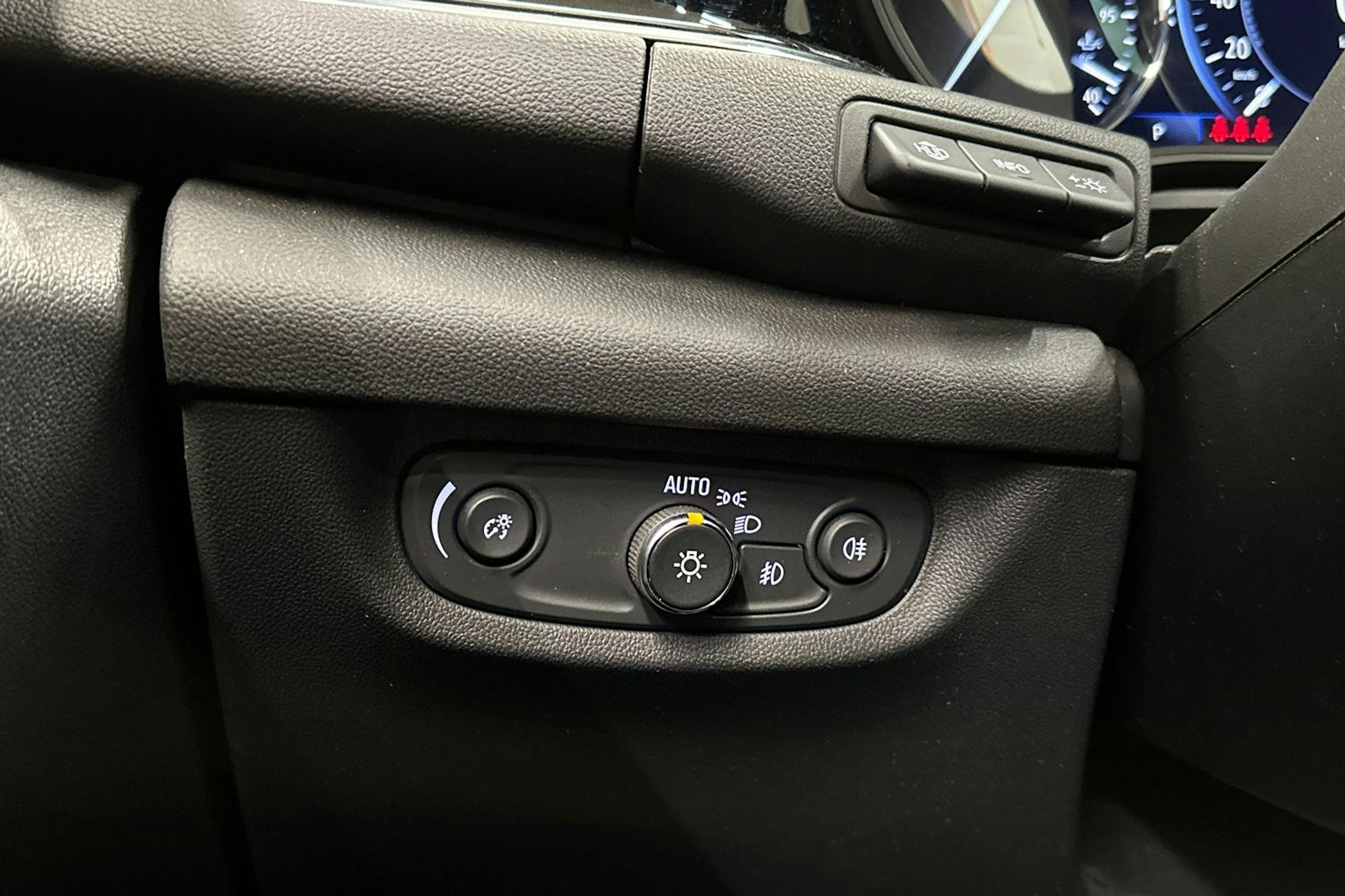 harmaa Opel Insignia 2020 kuva 32.