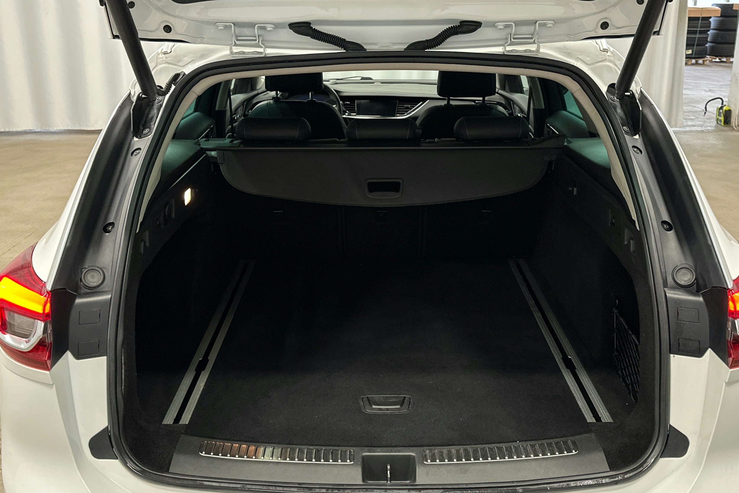 valkoinen Opel Insignia 2020 kuva 14.