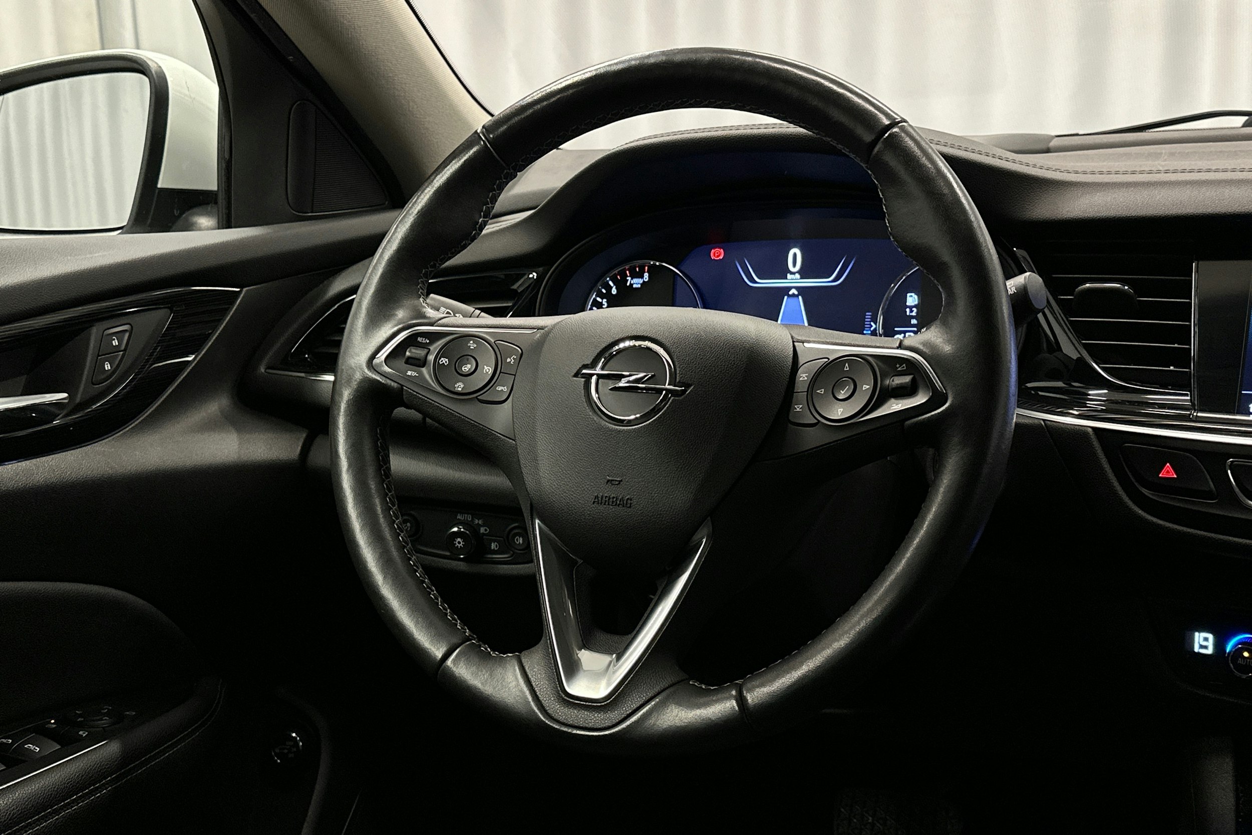 valkoinen Opel Insignia 2020 kuva 19.