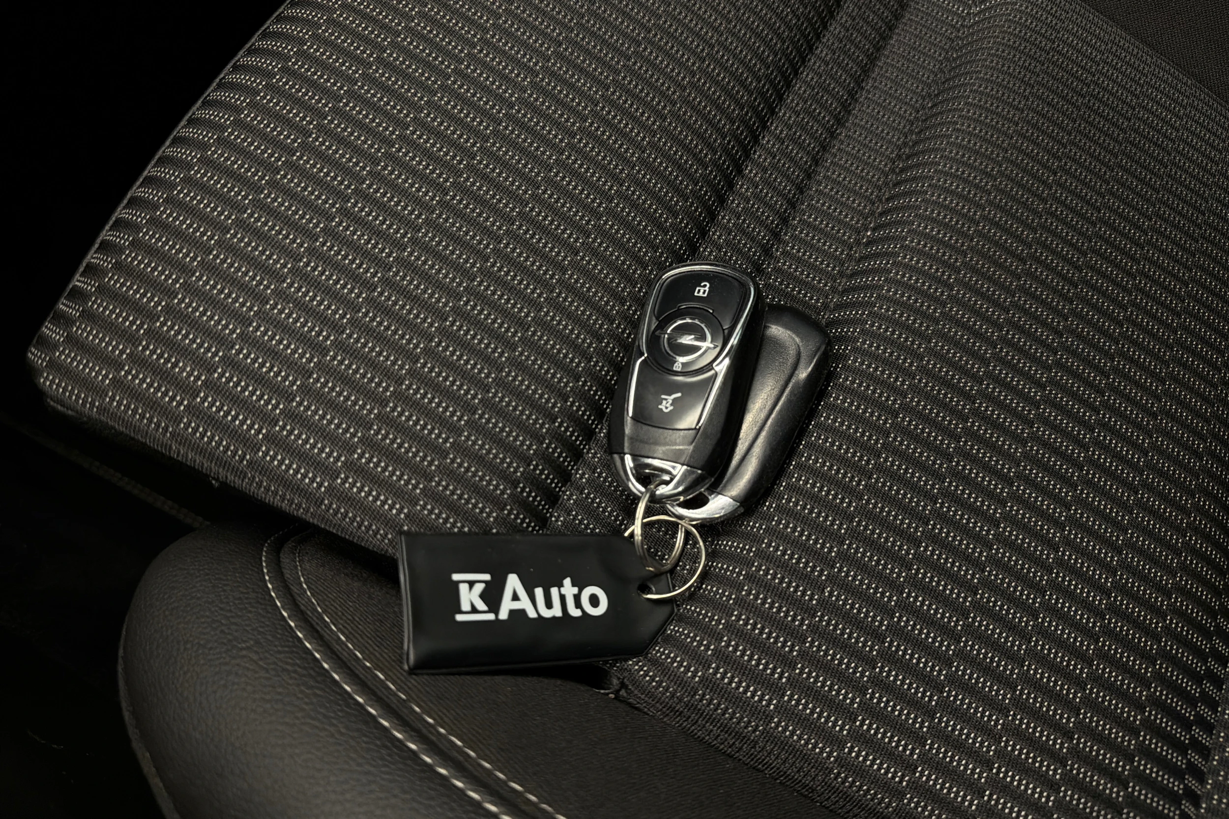 sininen Opel Insignia 2020 kuva 28.